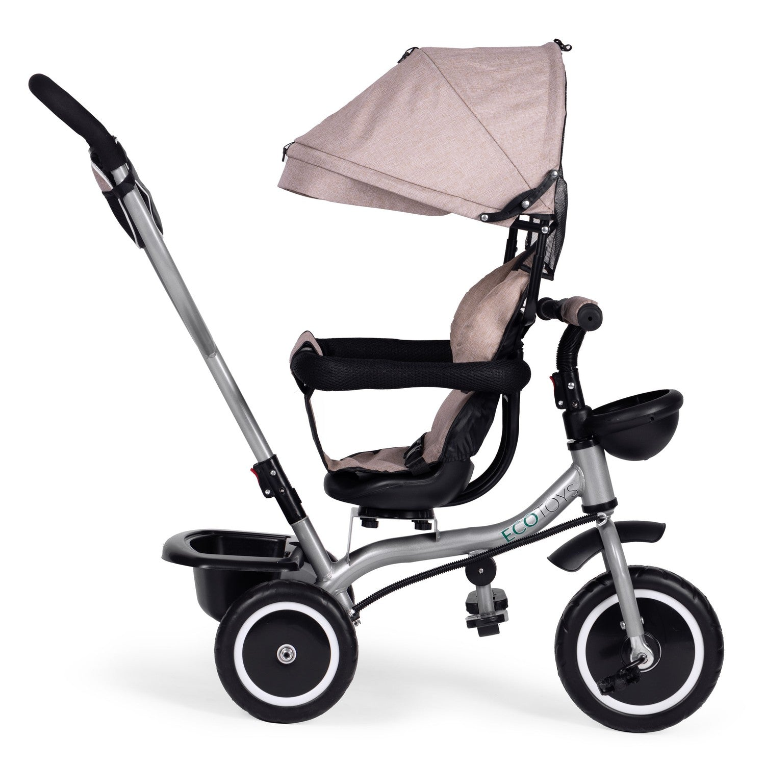 Un triciclo plateado con capota beige. Tiene asiento, ruedas y cesta negros. El triciclo está sobre un fondo blanco.