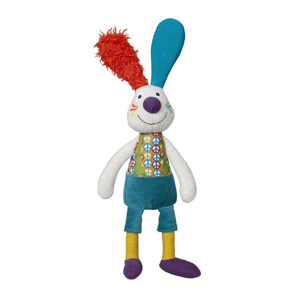 Un conejito de peluche colorido con rasgos naranjas, azules y blancos. Tiene una camisa con estampado de símbolo de la paz y pantalones de pana.