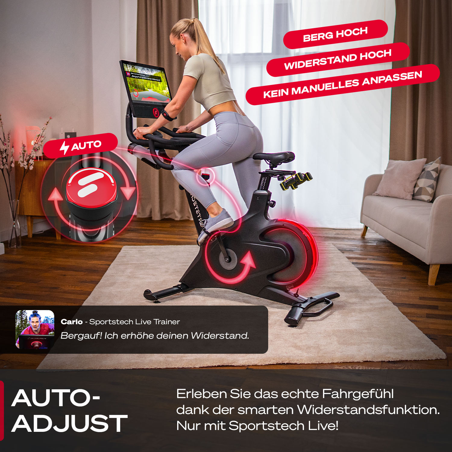 Frau auf einem Heimtrainer. Das Fahrrad hat einen Bildschirm und rote Akzente. Der Hintergrund zeigt ein Wohnzimmer.