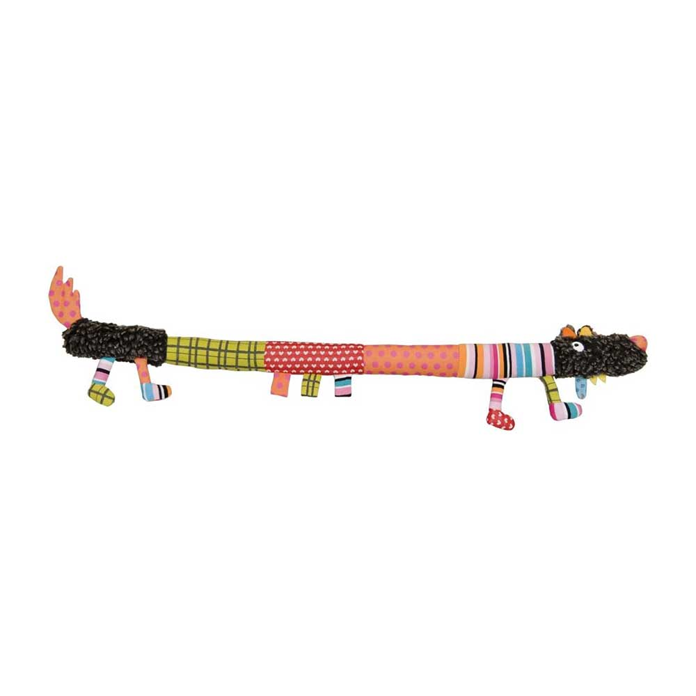 Un juguete de perro de peluche largo y colorido. Tiene varias secciones estampadas: cuadros verdes, corazones rojos, lunares rosas y rayas. La cabeza es negra.