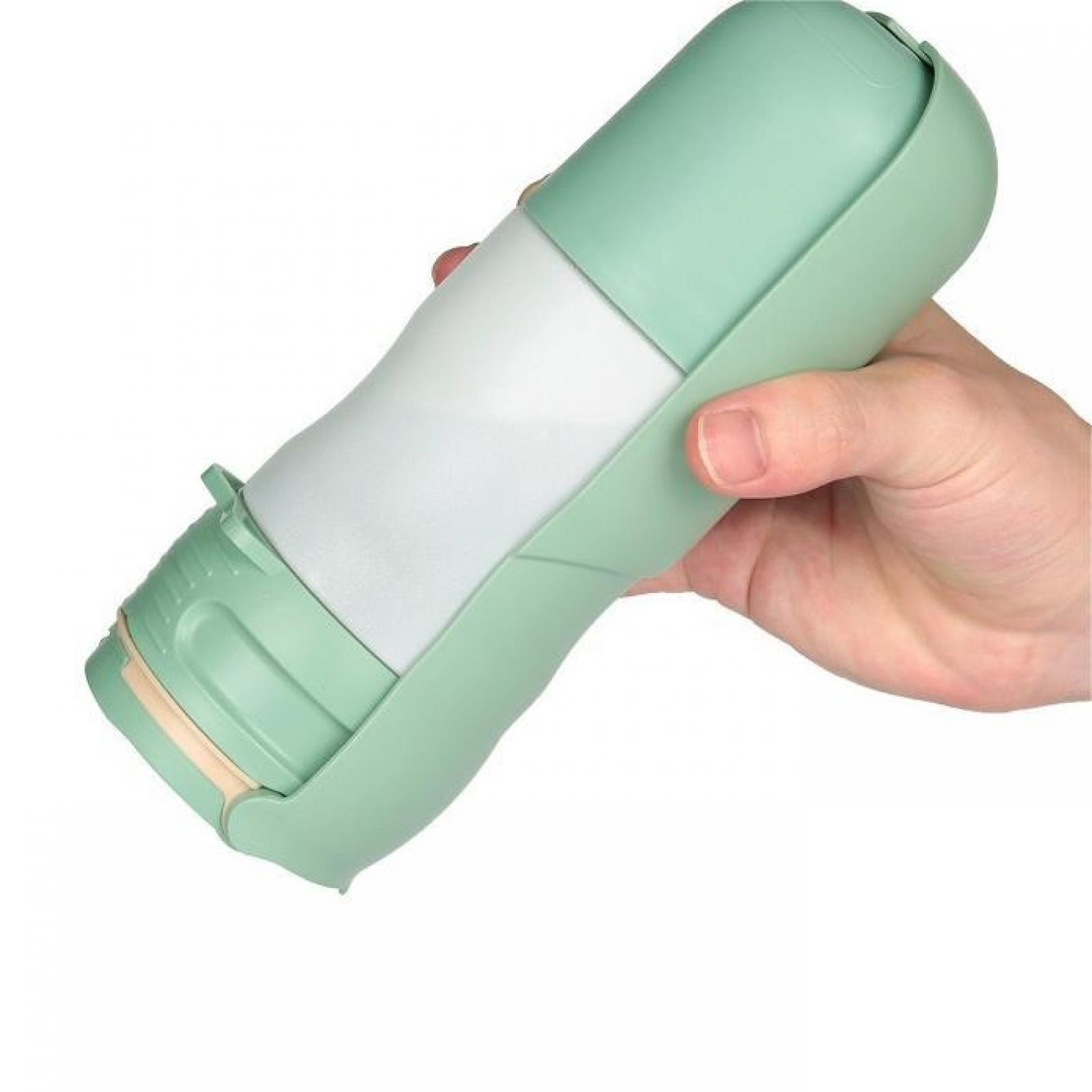 Eine Hand hält eine grün-weiße Hundewasserflasche. Die Flasche ist zylindrisch und hat eine Trinkrinne am Boden.