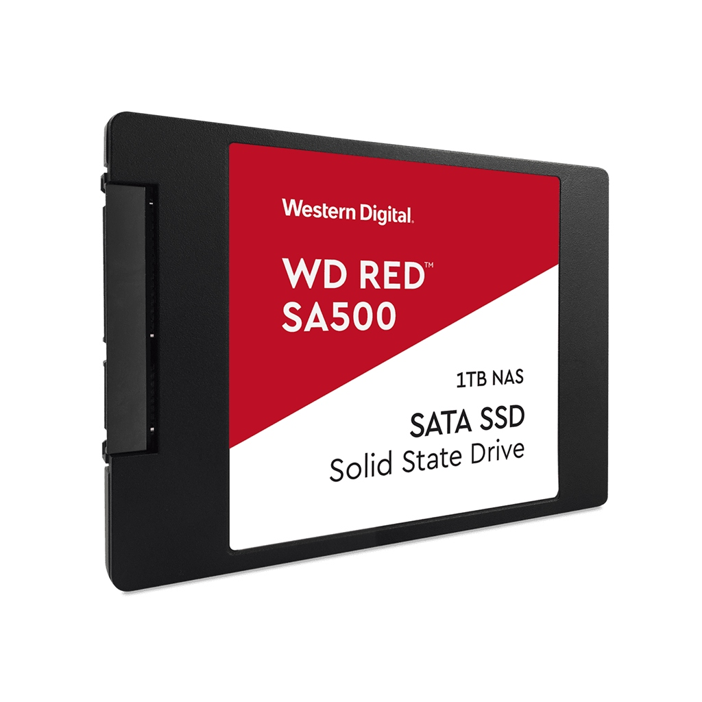 Czarny dysk SSD Western Digital z czerwoną i białą etykietą, WD RED SA500 1TB NAS SATA SSD, na białym tle.