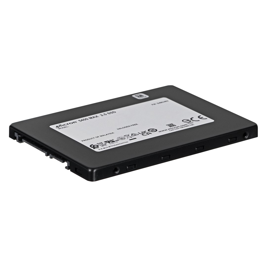 Czarny dysk SSD Micron 5400 MAX 2.5. Biała etykieta z tekstem. Produkt Malezji. Bez halogenów. Zawiera loga i informacje regulacyjne.