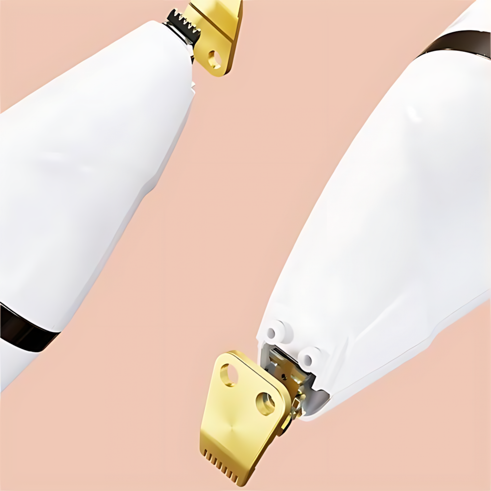 Zwei weiße elektrische Rasierer mit goldenen Klingen vor einem pfirsichfarbenen Hintergrund, die Details der Klingen zeigen.