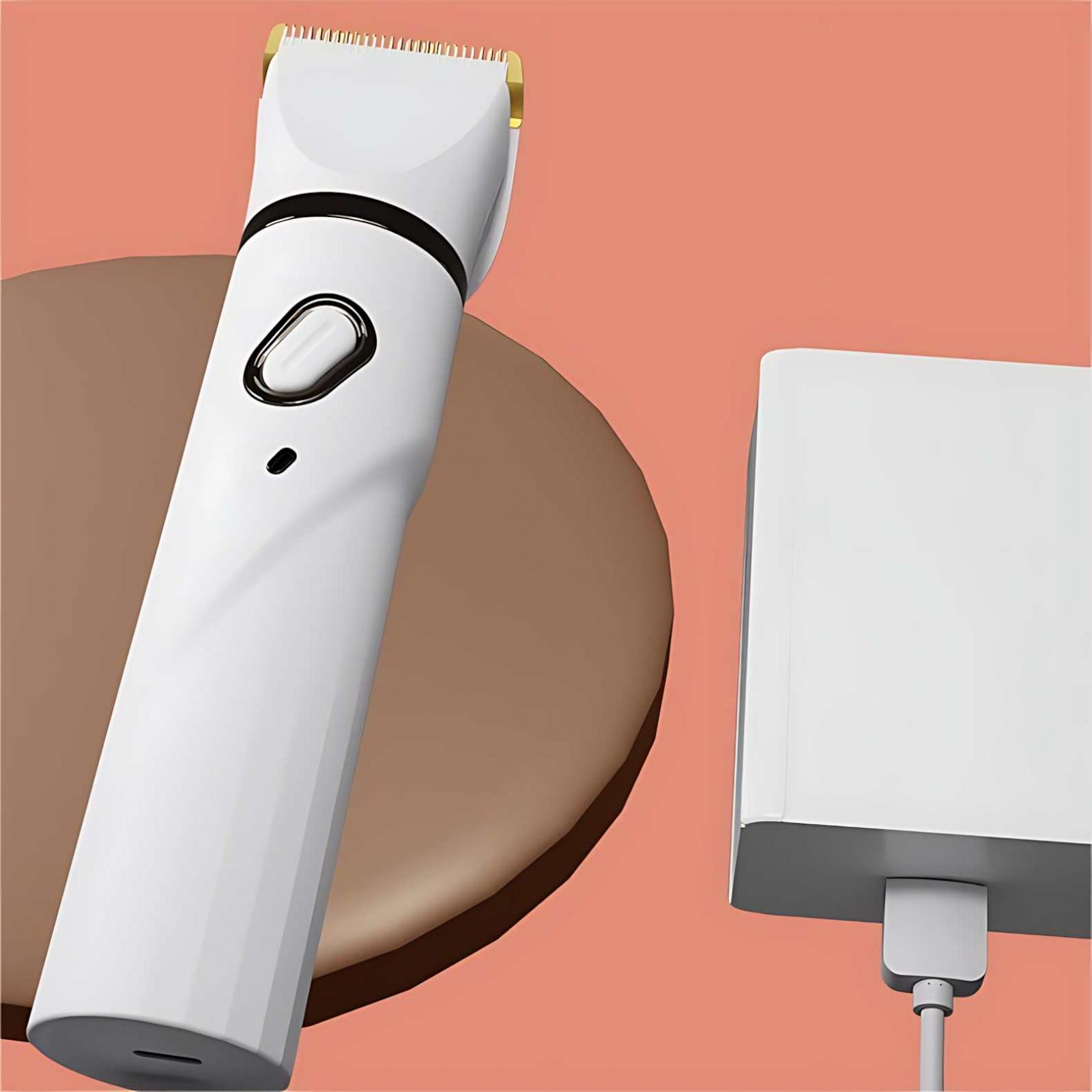Weißer elektrischer Haarschneider und Ladegerät auf pfirsichfarbenem Hintergrund. Der Clipper hat schwarze Akzente und einen Einschaltknopf.