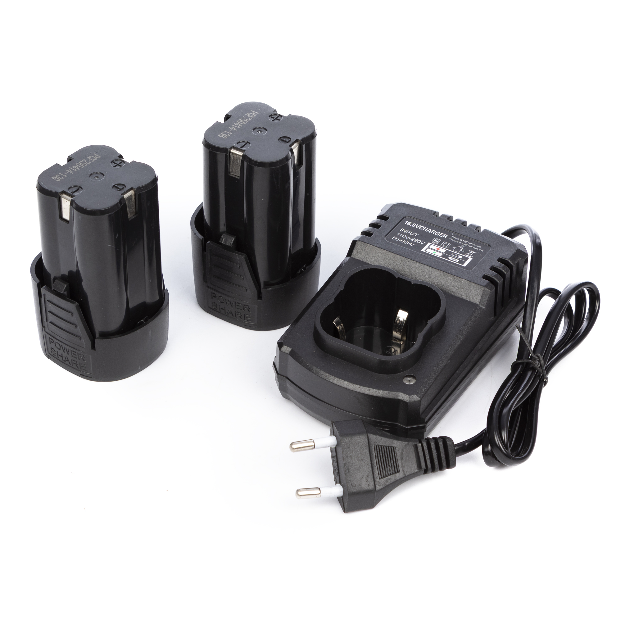 Batterie e caricabatterie per trapano neri su superficie bianca. Batterie a sinistra, caricatore a destra, spina in basso.