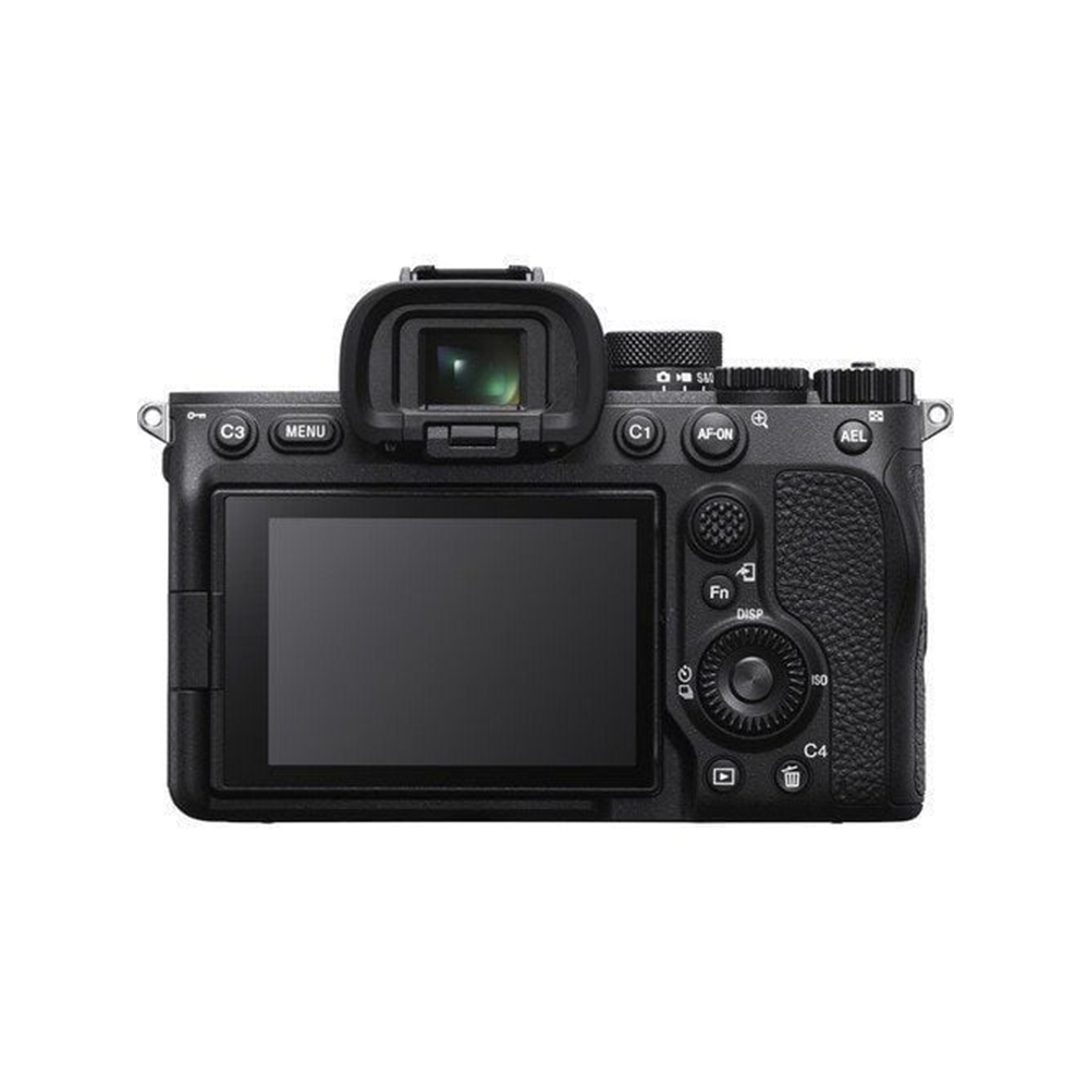 Una cámara digital negra con pantalla y varios botones se muestra desde atrás. Tiene un visor y un agarre texturizado.