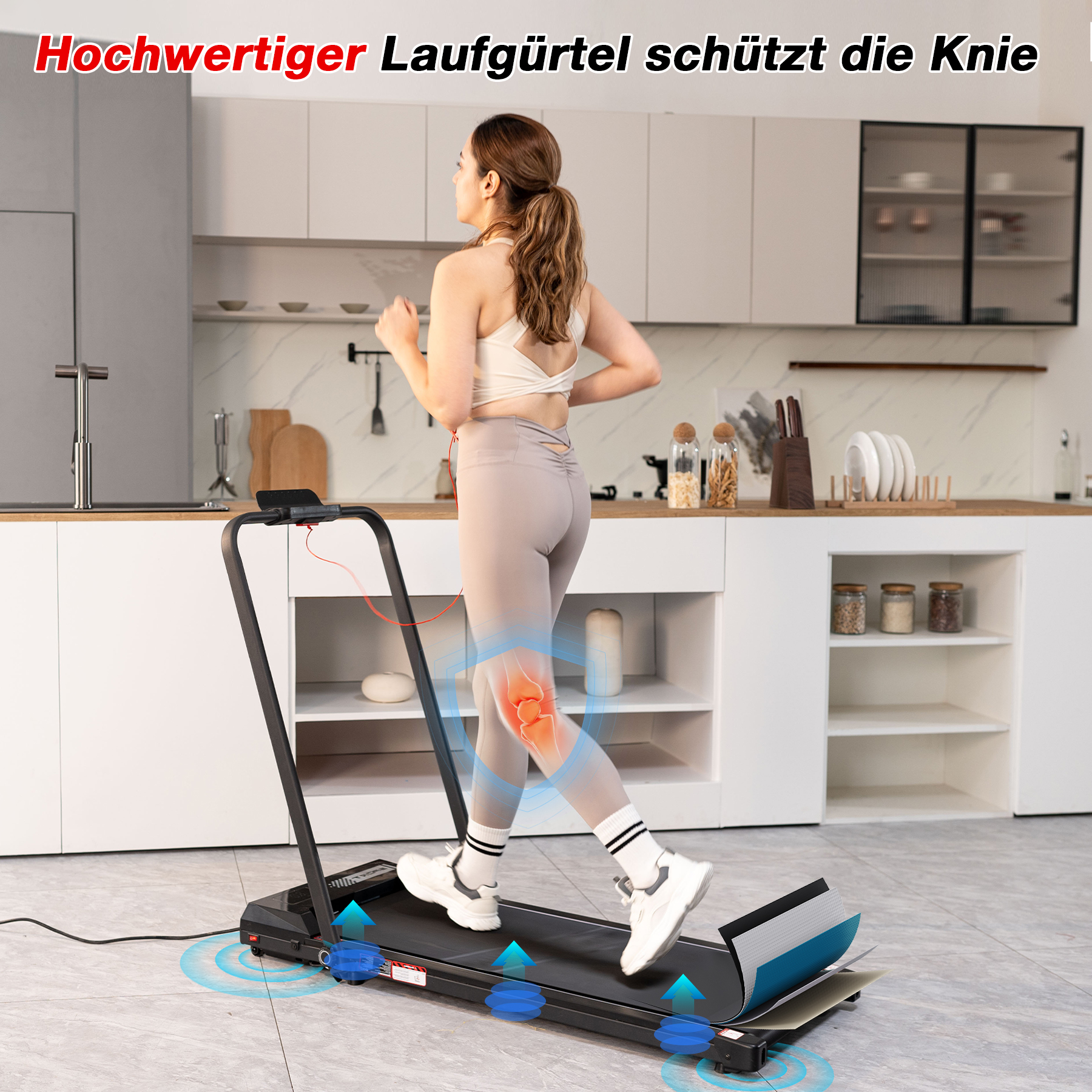 Frau läuft auf einem Laufband in einer Küche. Kniegelenk hervorgehoben. Das Laufband ist schwarz und klein.