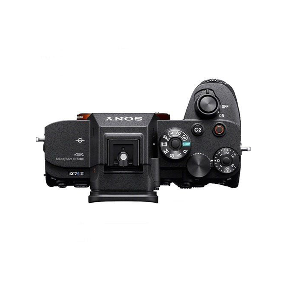 Siyah bir Sony kameranın üstten görünümü. Kadranlar, düğmeler ve bir lens yuvası içerir. SONY kelimesi görülebilir.