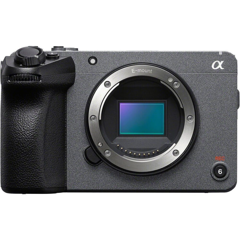 Siyah tutma sapı ve lens yuvası olan gri bir Sony dijital fotoğraf makinesi, 'E-mount' etiketi ile. Alfa sembolü görünür.