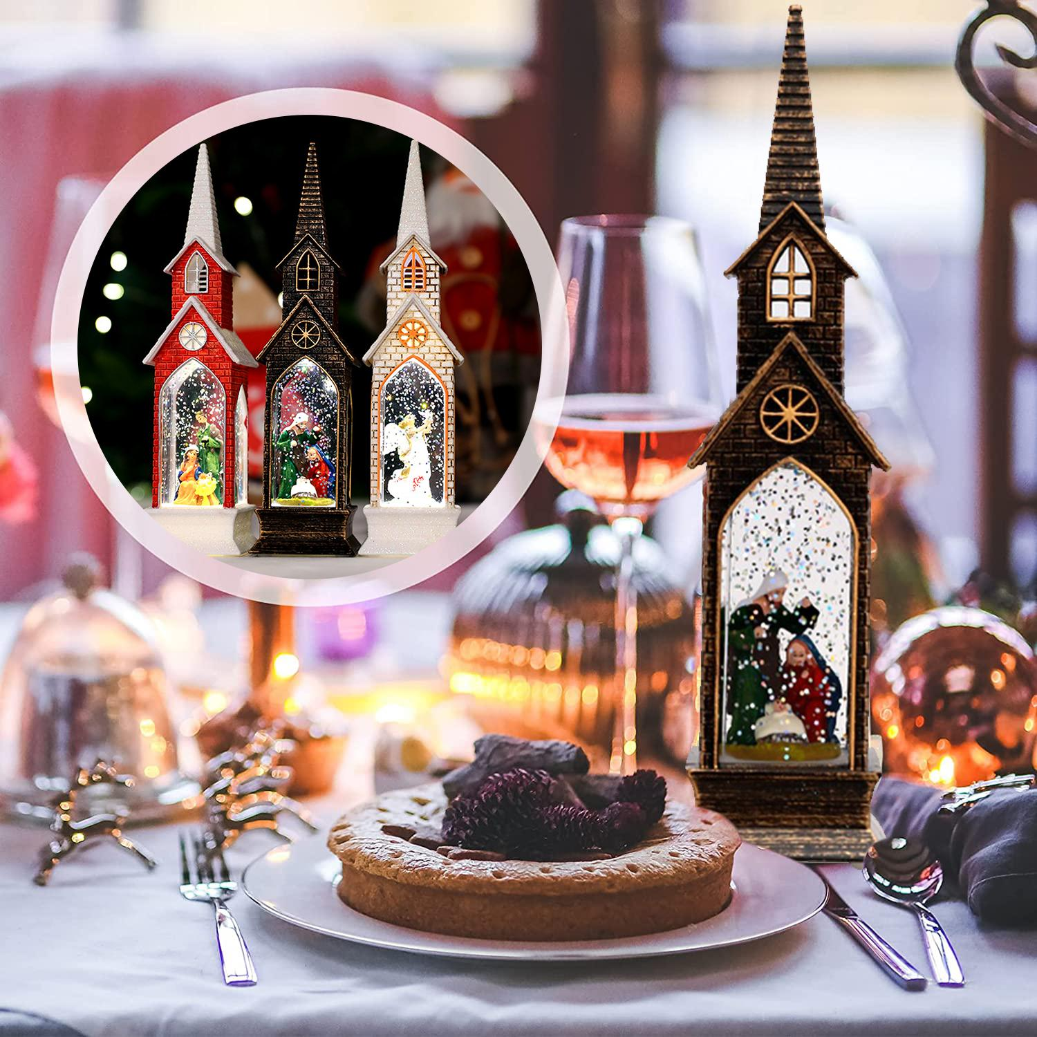 Weihnachtsszene mit kirchenförmigen Schneekugeln. Im Vordergrund ein Kuchen und Silberbesteck. Ein Weinglas im Hintergrund.
