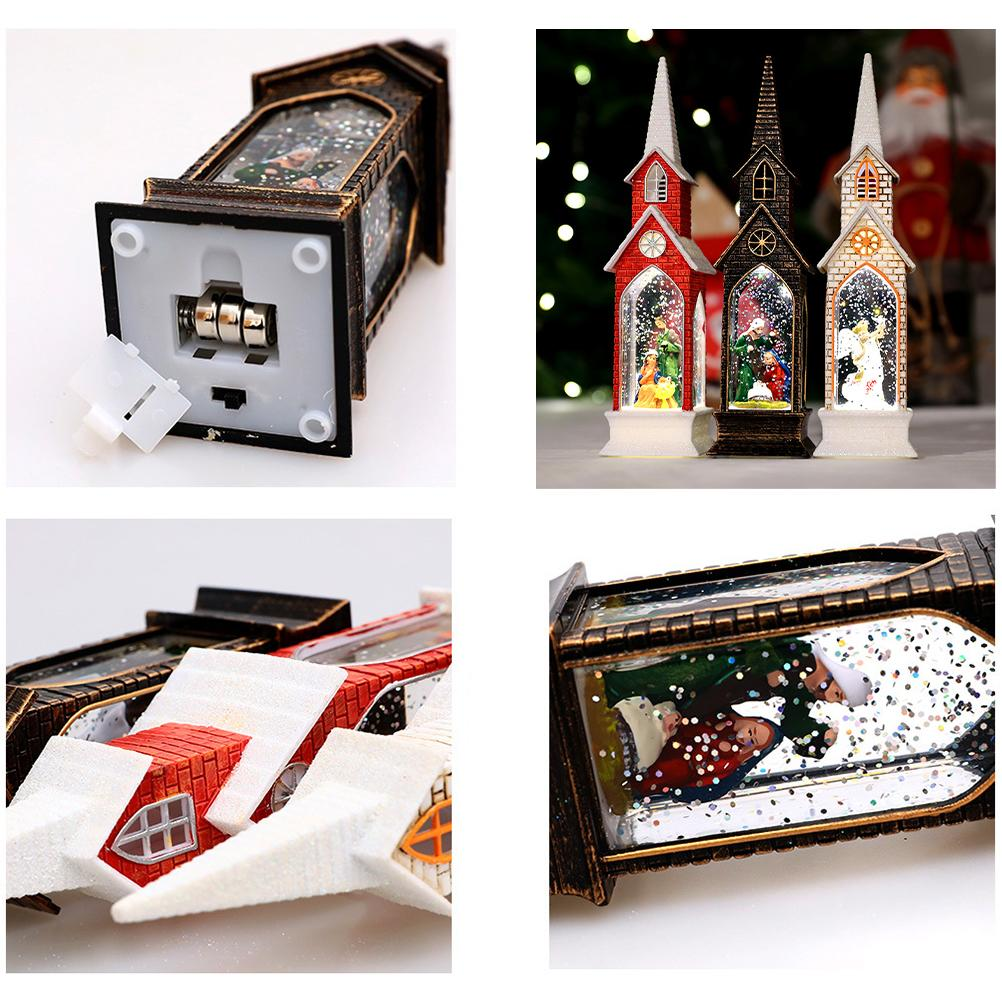 Weihnachtsdekorationen: Schneekugeln in Form von Kirchen, einige mit Figuren darin. Glitzer und ein Batteriefach sind sichtbar.