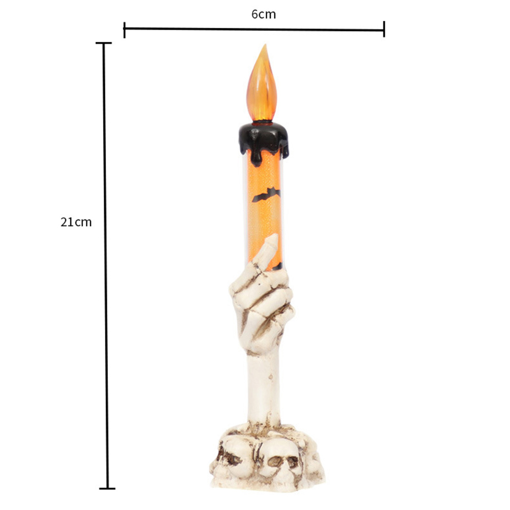 Eine Halloween-Kerze wird von einer Skeletthand gehalten. Die Kerze hat eine Flamme und die Basis ist ein kleiner Schädel.