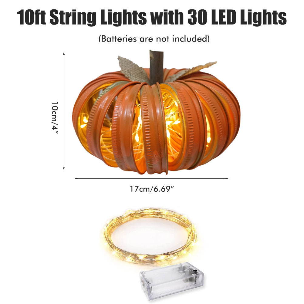 Eine orangefarbene Kürbisdekoration mit Lichterketten. Es hat einen Stiel und ist mit Abmessungen versehen und enthält eine Lichterkette und ein Batteriepack.