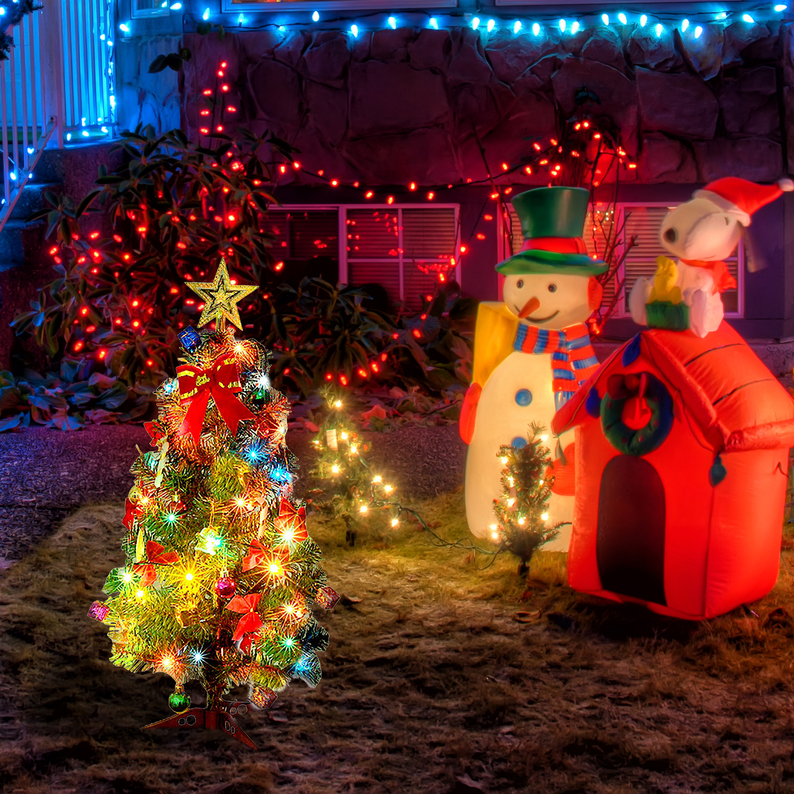 Weihnachtsszene mit geschmücktem Baum, Snoopy im Hundehäuschen, Schneemann und Lichtern am Haus.