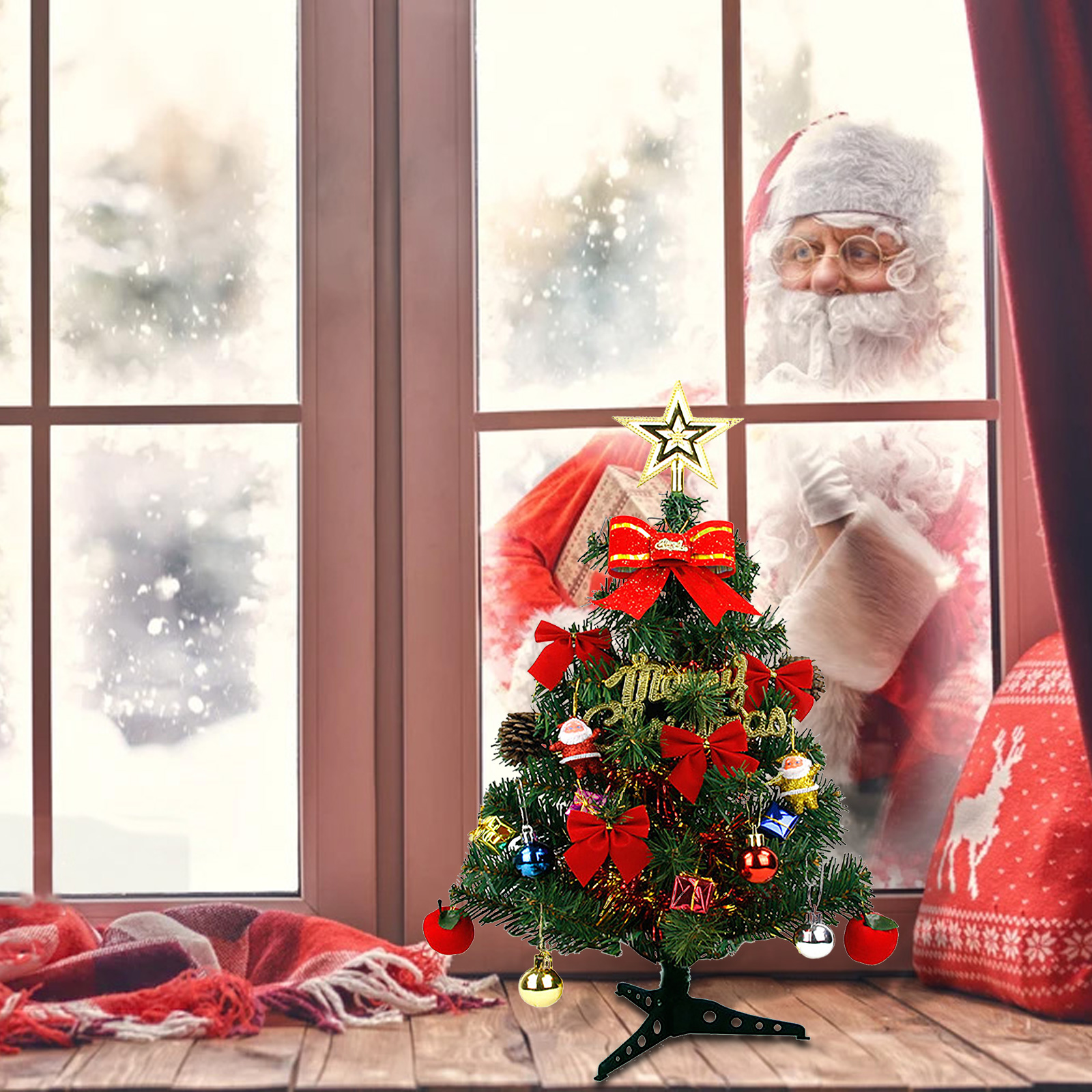 Ein Weihnachtsbaum am Fenster. Der Weihnachtsmann schaut herein. Eine rote Decke und ein Rentierkissen sind sichtbar.