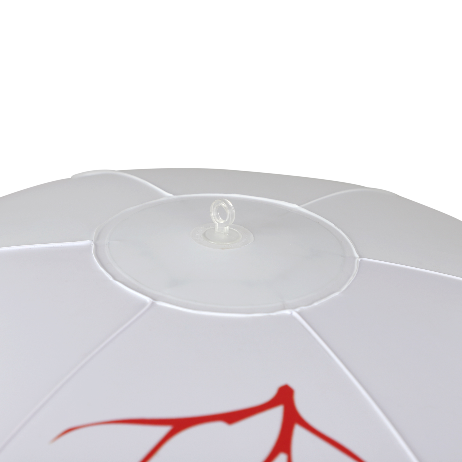 Ein weißer Strandball mit rotem Design. Er hat oben eine transparente Kunststoffschlaufe zum Aufhängen.