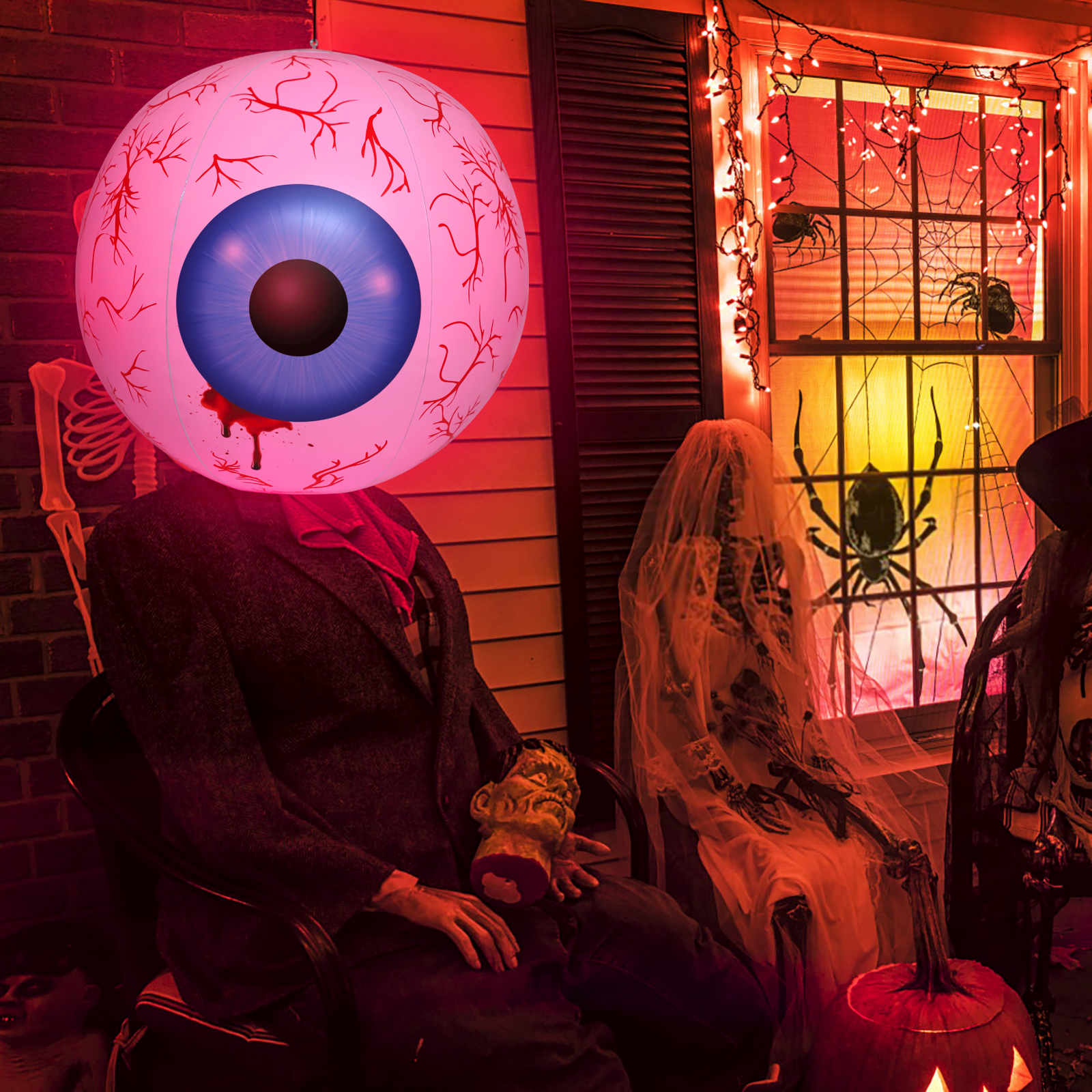 Halloween-Szene. Riesiger Augapfelkopf, Skelettfigur, Spinnennetzfenster, Kürbis und dekorative Lichter.