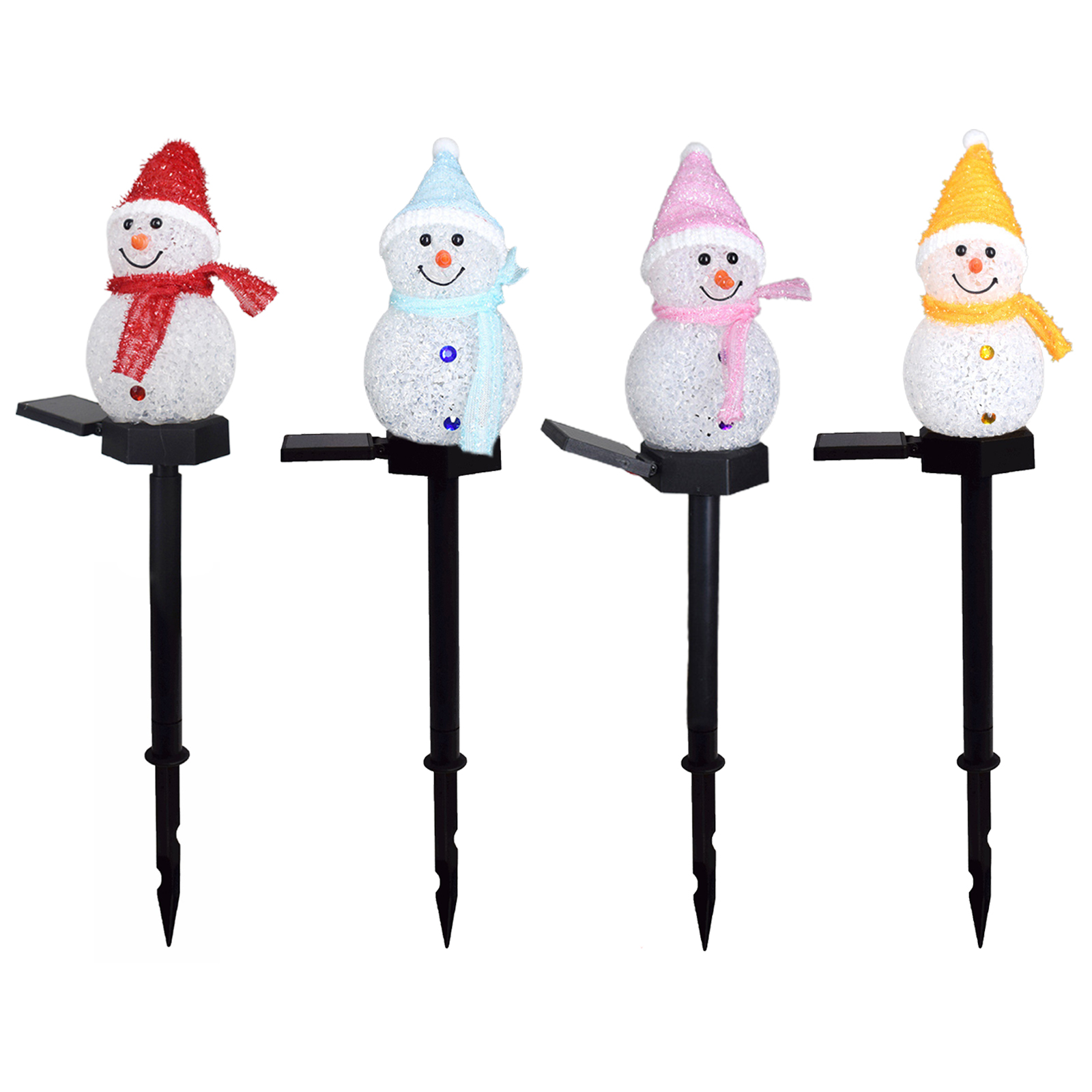 Vier Schneemann-Gartenstecker mit bunten Hüten, Schals und lächelnden Gesichtern. Jeder hat einen schwarzen Pfahl und ein Solarpanel.