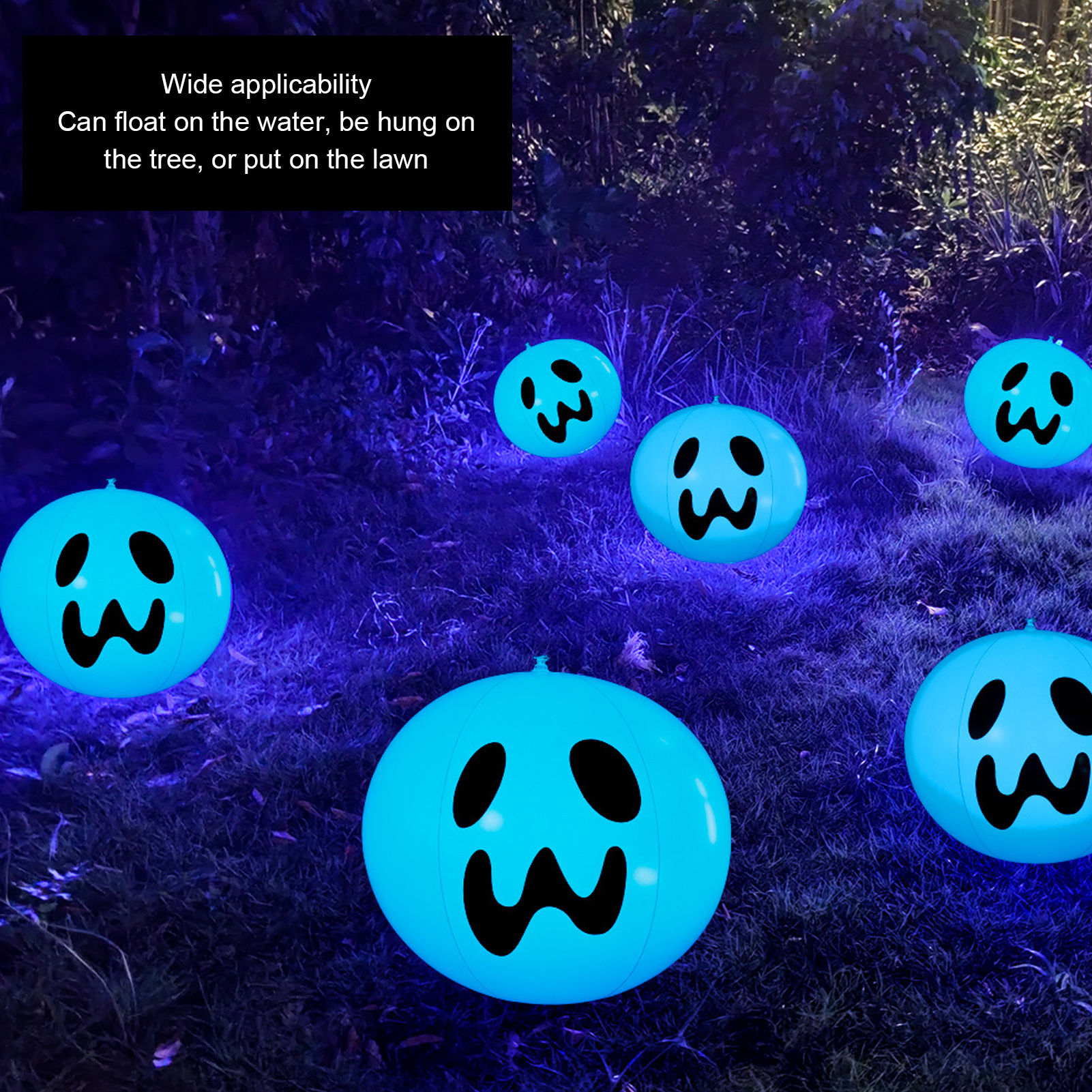 Leuchtend blaue Halloween-Ballons mit schwarzen Gesichtern auf Gras. Dunkler Hintergrund mit Bäumen und Text.