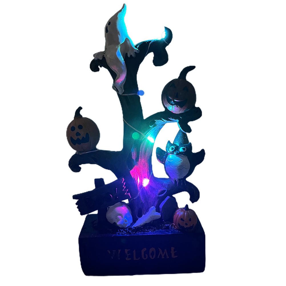 Halloween-Dekoration mit Baum, Kürbissen, Geist, Eule und dem Text 'WELCOME'. Beleuchtet mit bunten Lichtern.