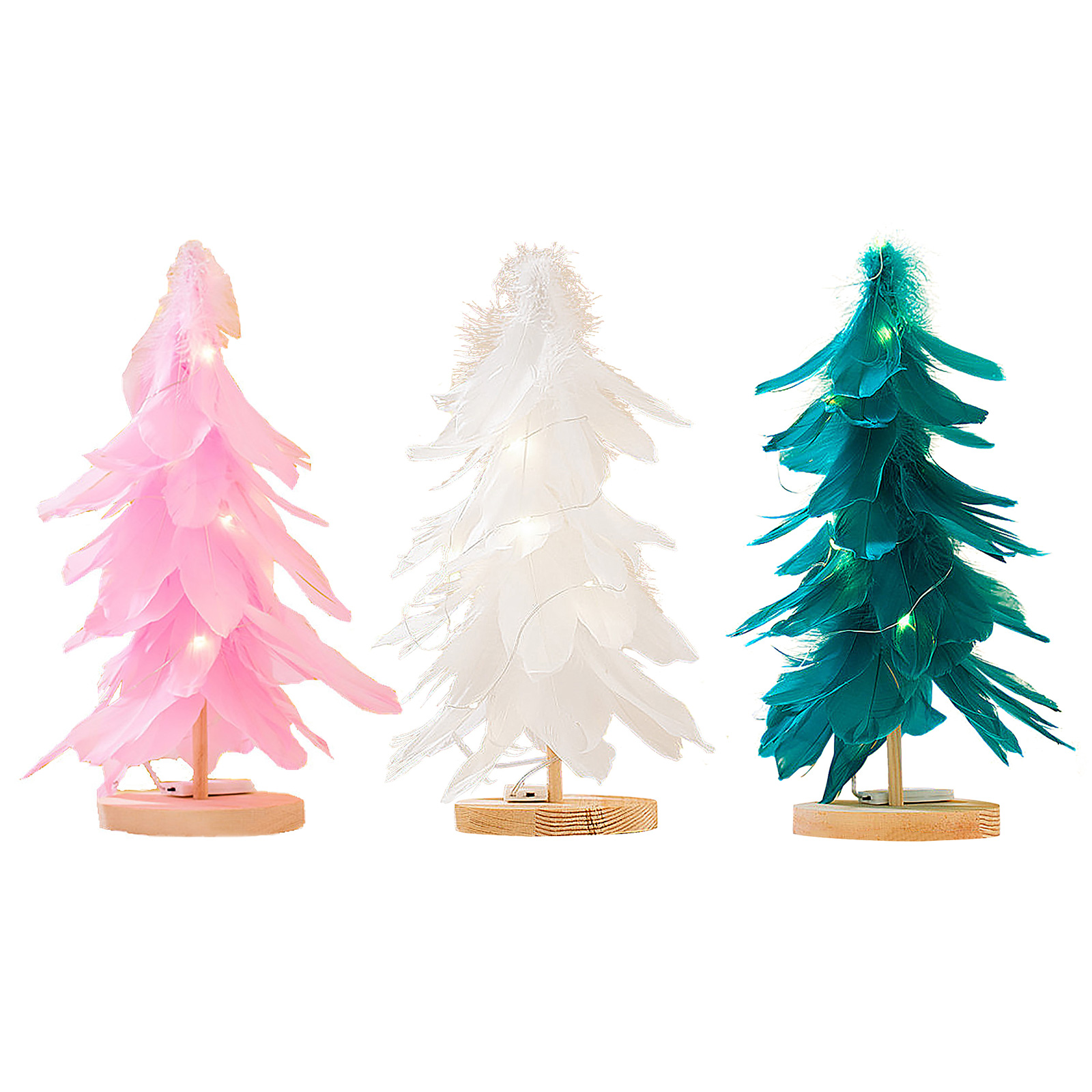 Drei Weihnachtsbaumfedern in Pink, Weiß und Türkis, jede mit Lichtern auf einem Holzsockel, vor weißem Hintergrund.