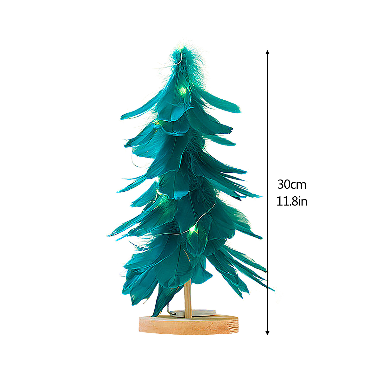 Ein Weihnachtsbaum aus teal Federn mit Lichtern auf einem Holzsockel. Die Höhe beträgt 30 cm, 11,8 Zoll. Weißer Hintergrund.