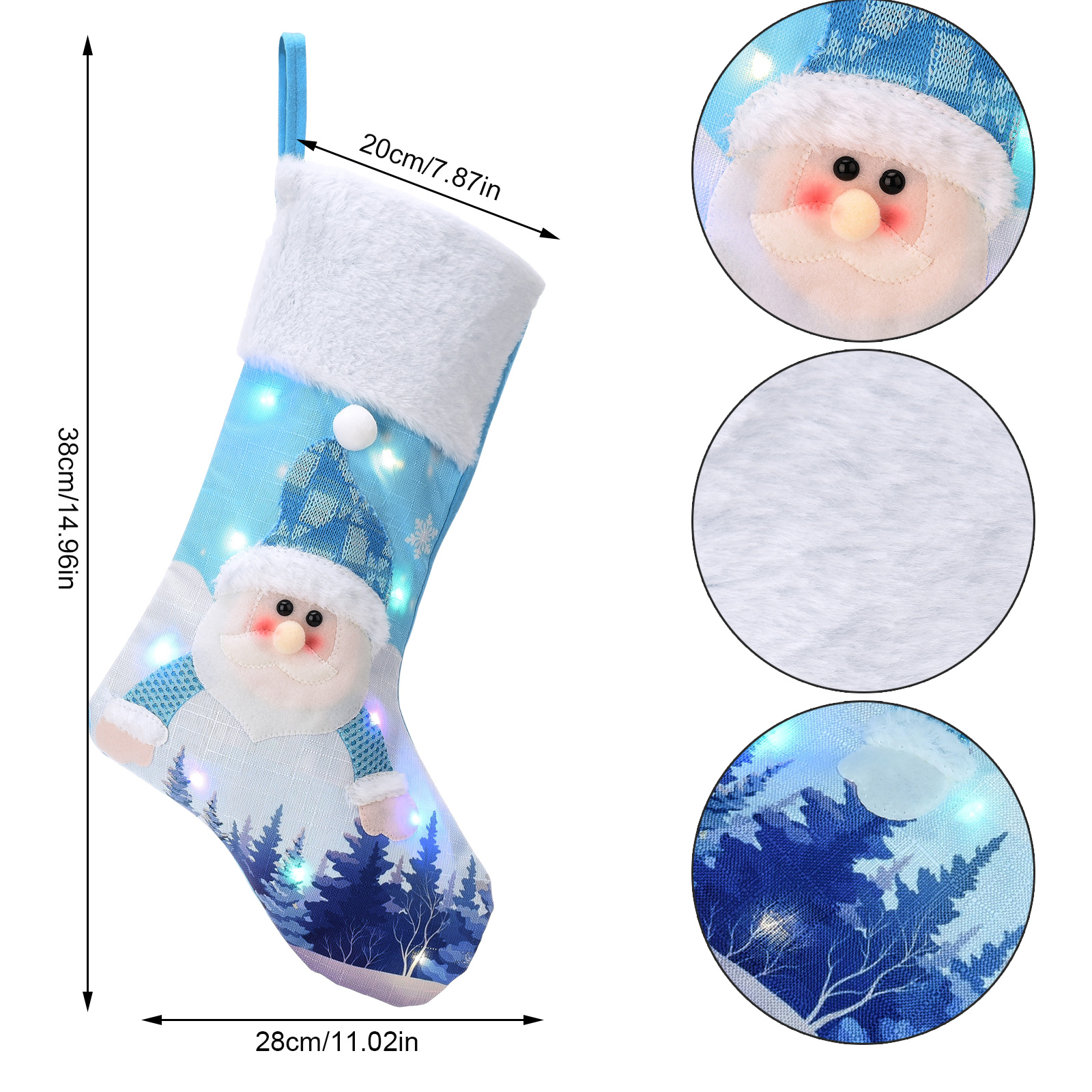 Ein hellblauer Weihnachtsstrumpf mit einem Weihnachtsmann-Gesicht, weißem Fellbesatz und einer Waldszene unten.