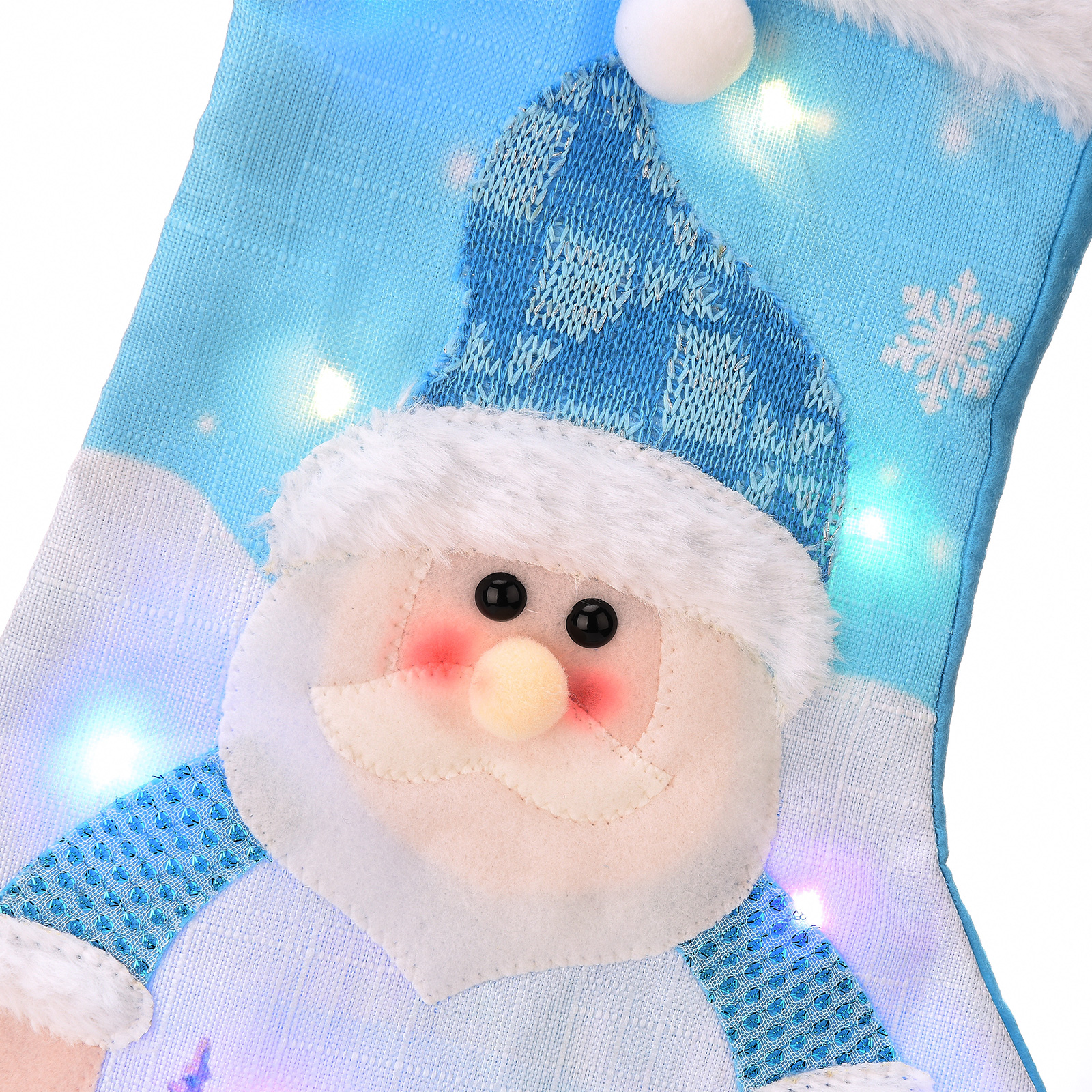 Ein Weihnachtsstrumpf mit einem Weihnachtsmann-Gesicht. Er hat eine blaue Strickmütze, weißen Kunstpelz und leuchtende Lichter.