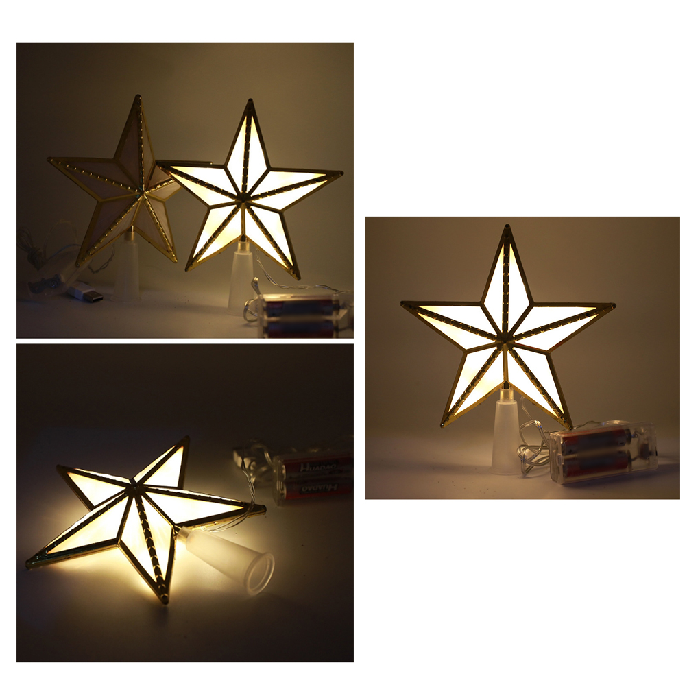 Mehrere leuchtende sternförmige Weihnachtsbaumspitzen. Sie haben goldfarbene Verzierungen und weiße Lichter. Batterien und Drähte sind sichtbar.