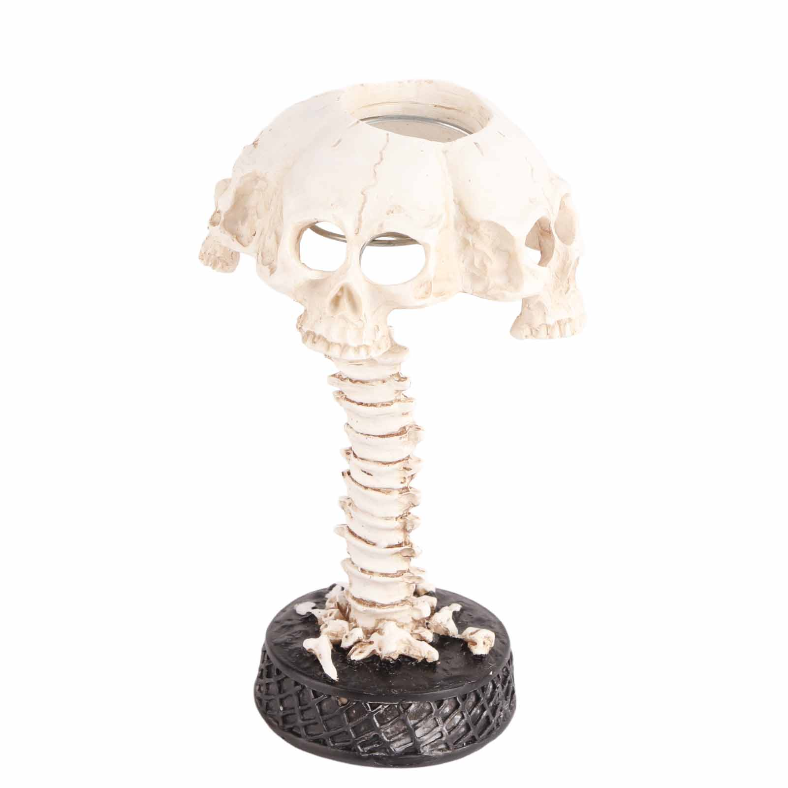 Ein Halloween-Schädel-Kerzenhalter. Er hat drei Schädelschädel, einen wirbelsäulenförmigen Stiel und einen schwarzen, gemusterten Sockel.