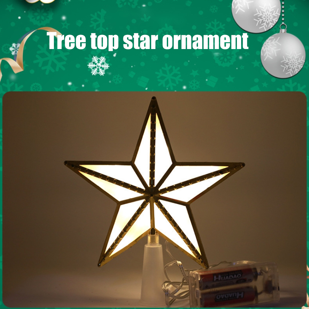 Ein beleuchteter Stern-Baumschmuck. Er hat goldfarbene Verzierungen und helle weiße Paneele. Ein Akku und ein Draht befinden sich unten.