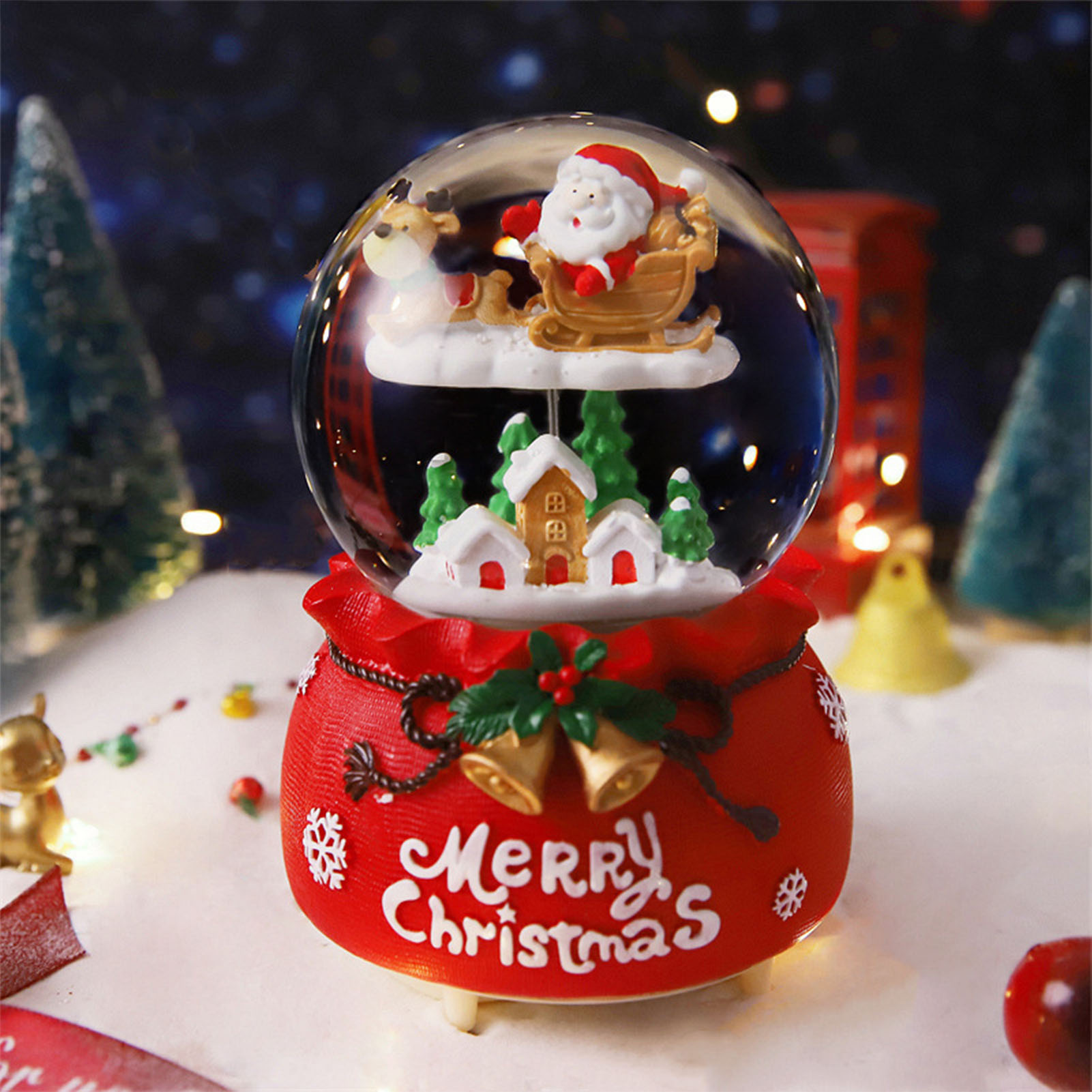 Eine Schneekugel mit Santa und einem Rentier im Schlitten, Häusern und Bäumen auf einer roten Tasche mit Merry Christmas.