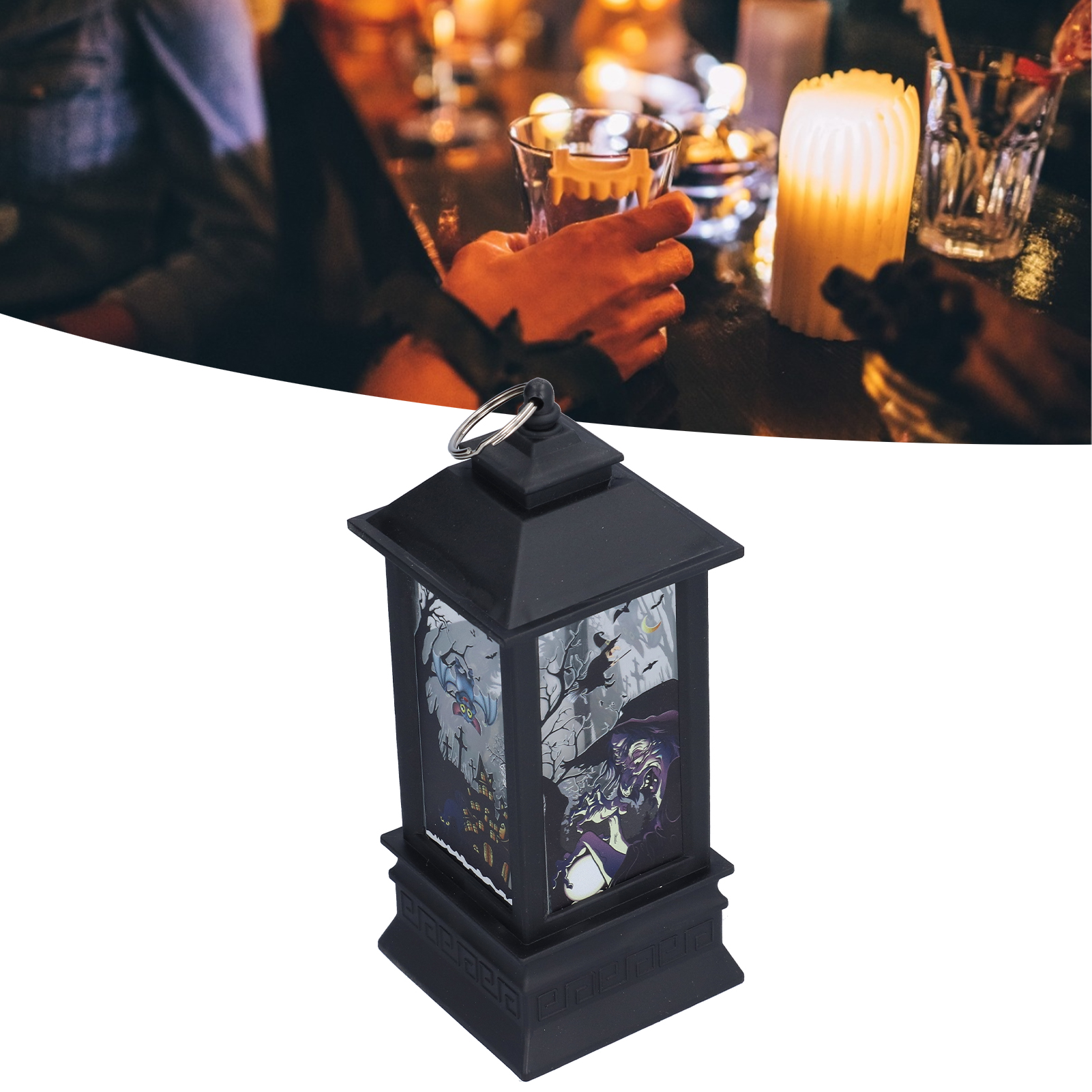 Eine schwarze Halloween-Laterne mit Hexenszene steht auf einem Tisch, mit verschwommenem Hintergrund einer Bar.