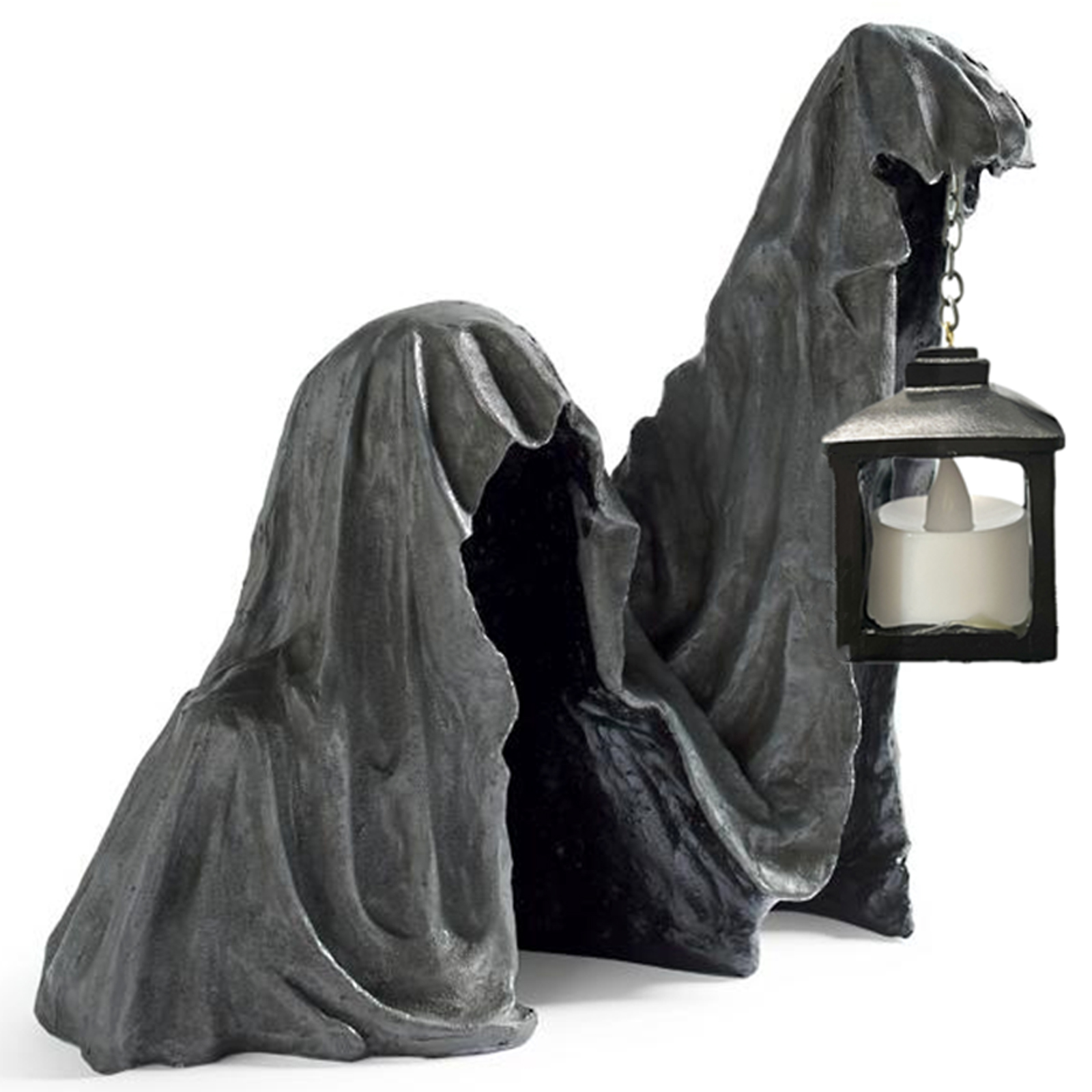 Eine Halloween-Dekoration: Grau verhüllte Figuren mit einer Laterne. Die Laterne hat eine weiße Kerze darin.