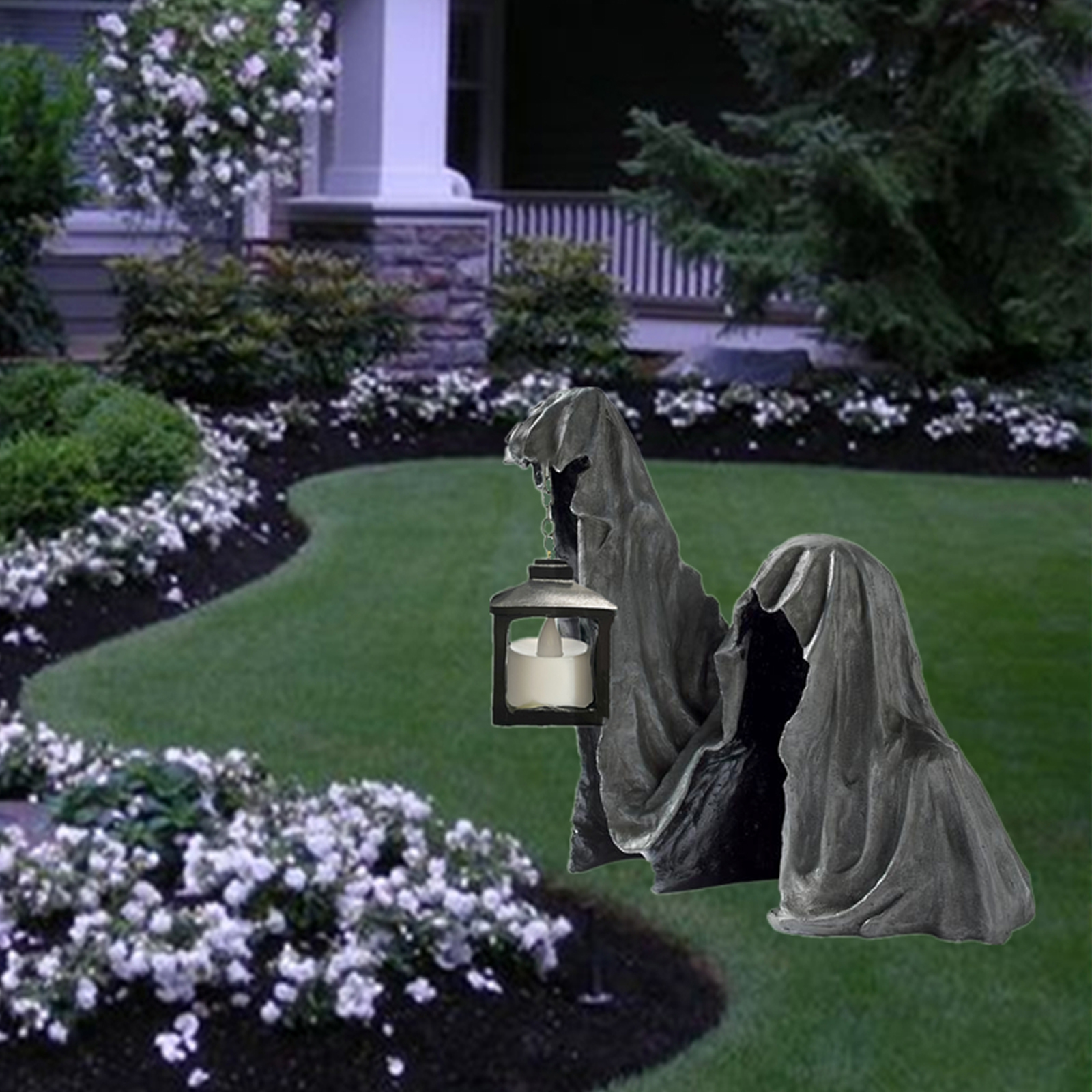 Zwei Kapuzenfiguren mit einer Laterne stehen in einem Garten mit Gras und Blumen. Im Hintergrund ist ein Haus.