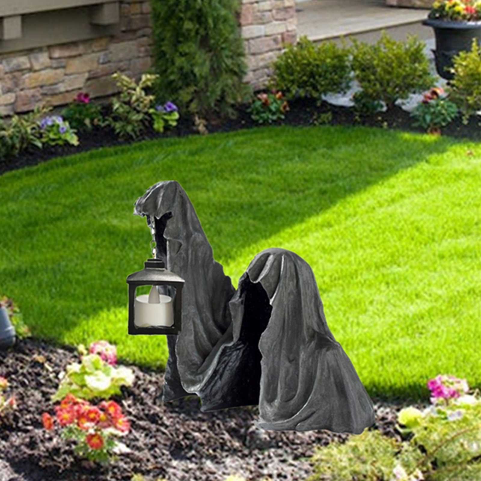 Eine graue Kapuzenfigur mit einer Laterne steht auf Gras in der Nähe von Blumen. Im Hintergrund sind ein Haus und ein Garten zu sehen.