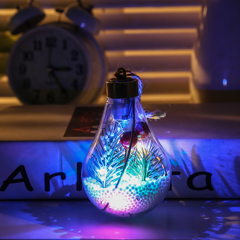 Ein Glühbirnen-Terrarium mit Pflanzen und roten Beeren. Eine Uhr und ein Buch sind im Hintergrund. Die Szene wird von blauem und violettem Licht beleuchtet.
