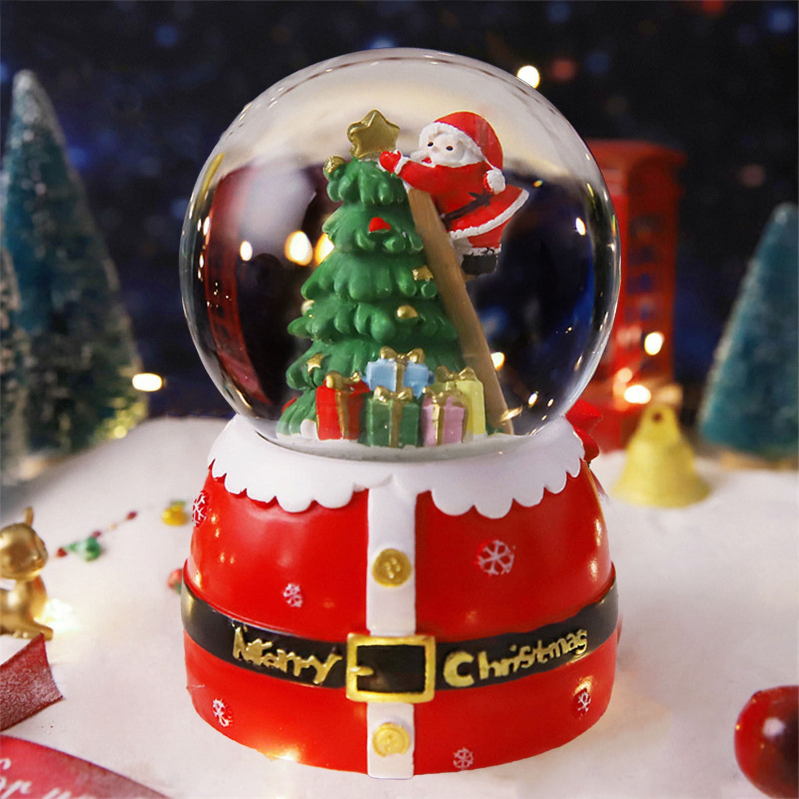 Eine Schneekugel mit Weihnachtsmann, Weihnachtsbaum und Geschenken. Roter Sockel mit Frohe Weihnachten Text.