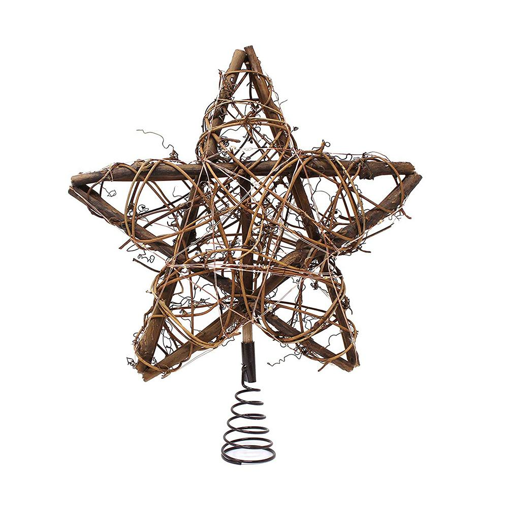 Ein sternförmiger Weihnachtsbaumschmuck aus geflochtenen braunen Zweigen. Er hat einen Metallfederfuß zur Befestigung am Baum.