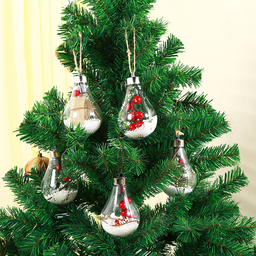 Ein Weihnachtsbaum mit Ornamenten in durchsichtigen Glühbirnenformen, gefüllt mit roten Beeren und weißen Perlen. Grüne Nadeln umgeben.