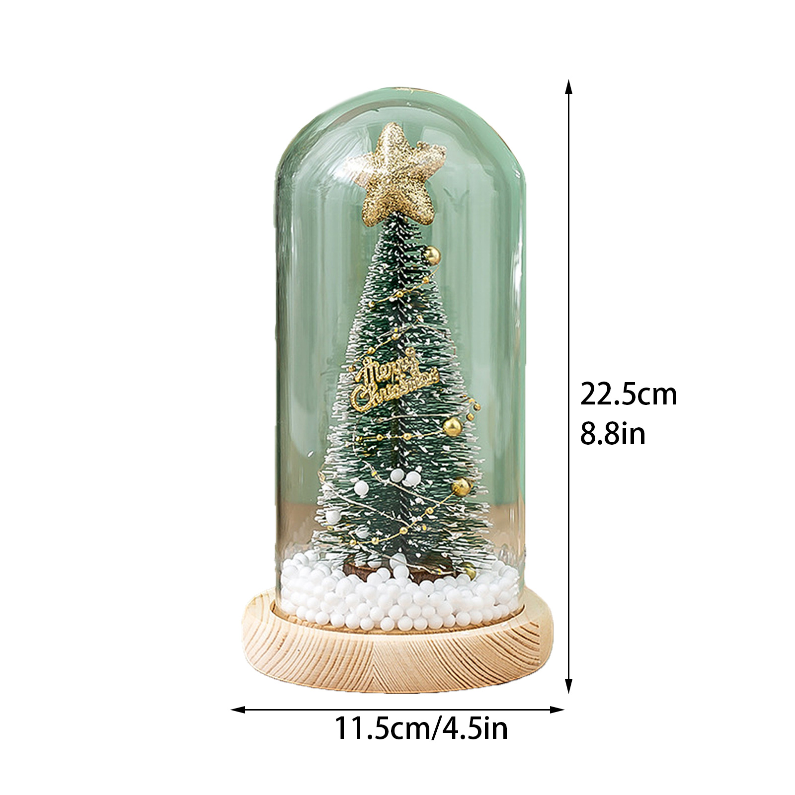 Ein Weihnachtsbaum in einer Glaskuppel. Er hat einen Stern oben, goldene Ornamente und steht auf einem Holzsockel mit Schnee.