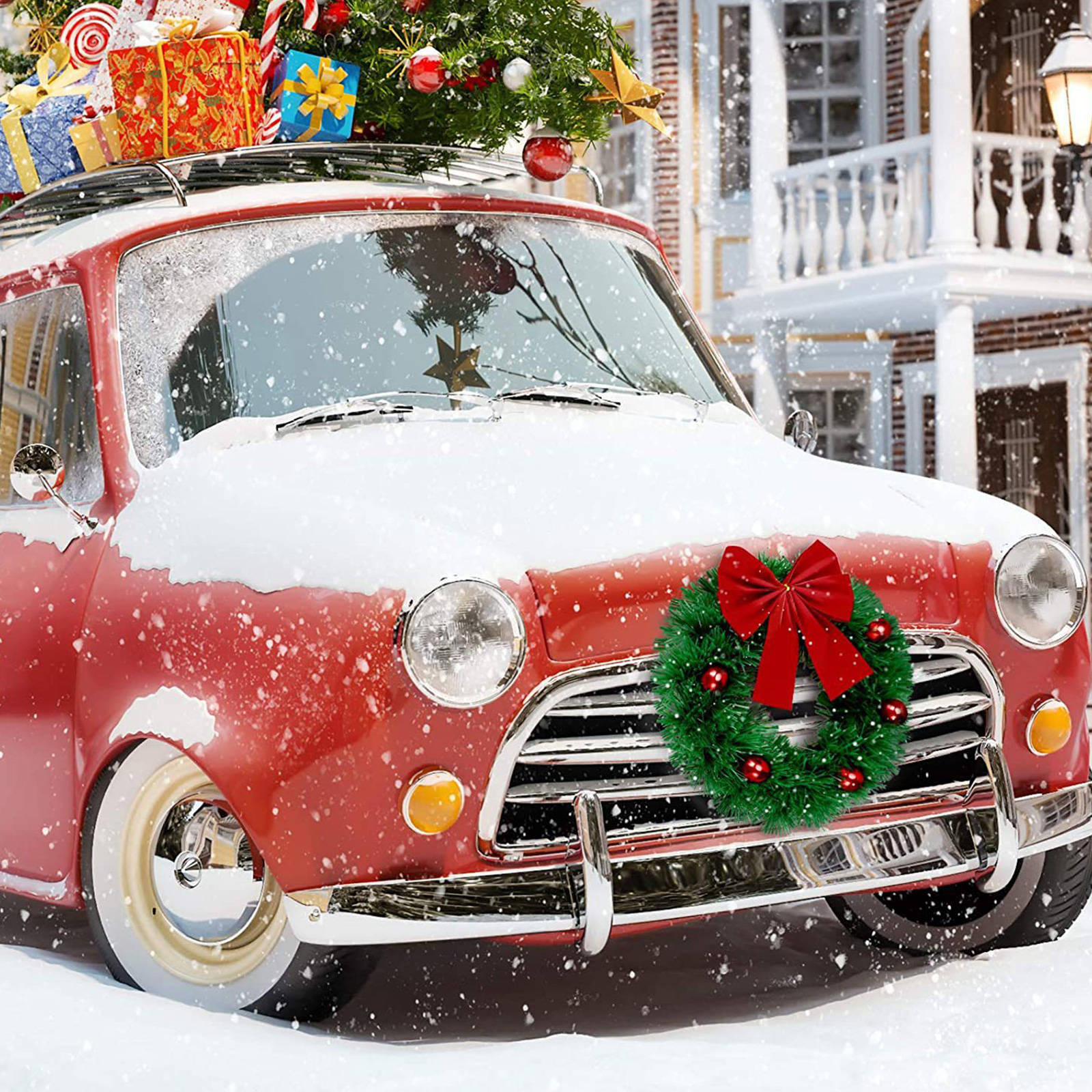Rotes Auto mit Weihnachtsbaum und Geschenken, Kranz und Schnee. Festliche Urlaubsszene.