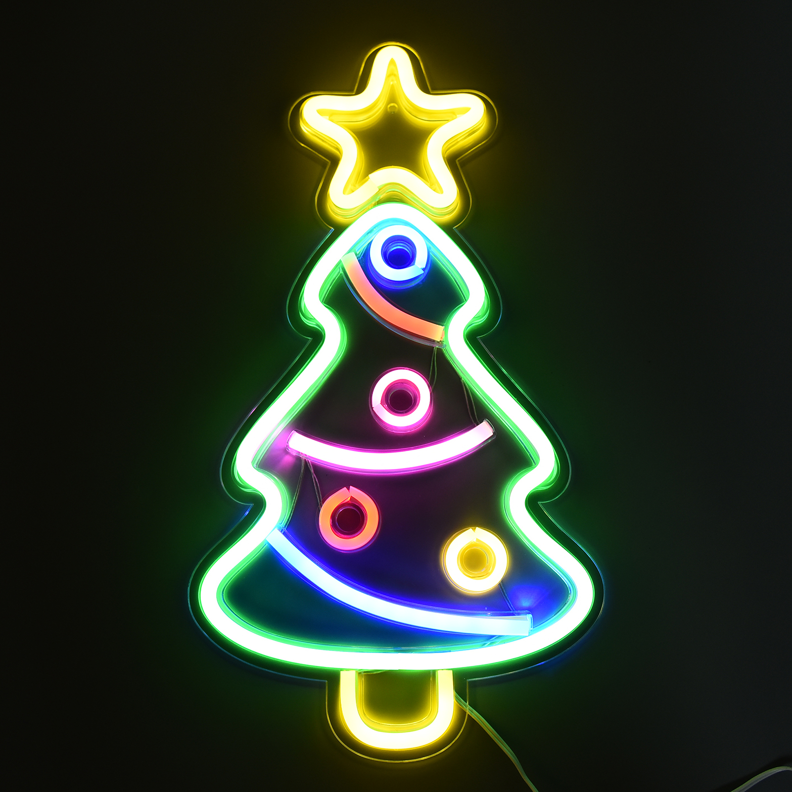 Neon-Weihnachtsbaum mit Stern, grüne, blaue, rosa, orange und gelbe Lichter. Schwarzer Hintergrund.