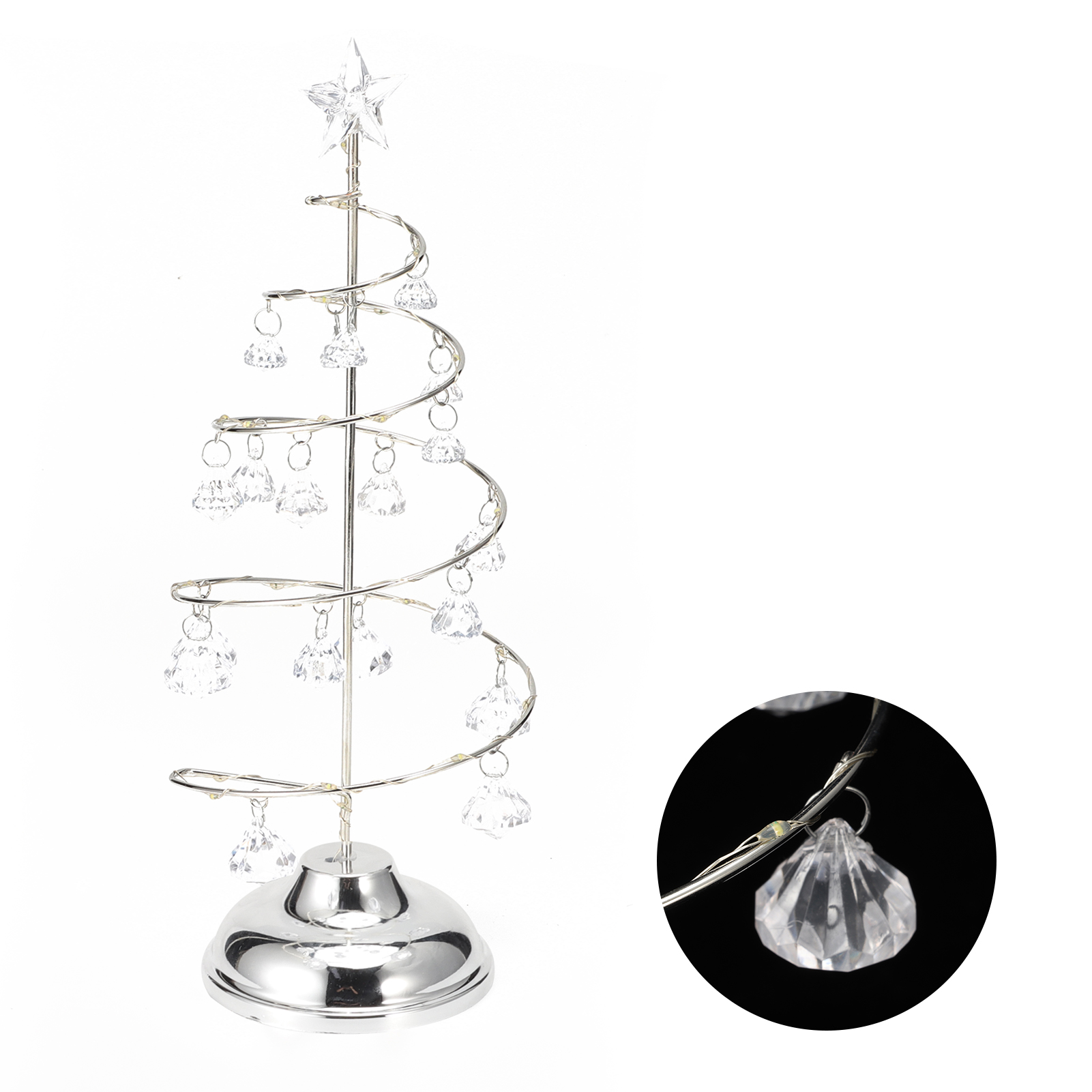 Ein silberner Weihnachtsbaum mit Kristallornamenten und einem Sternaufsatz. Er steht auf einem silbernen Sockel.