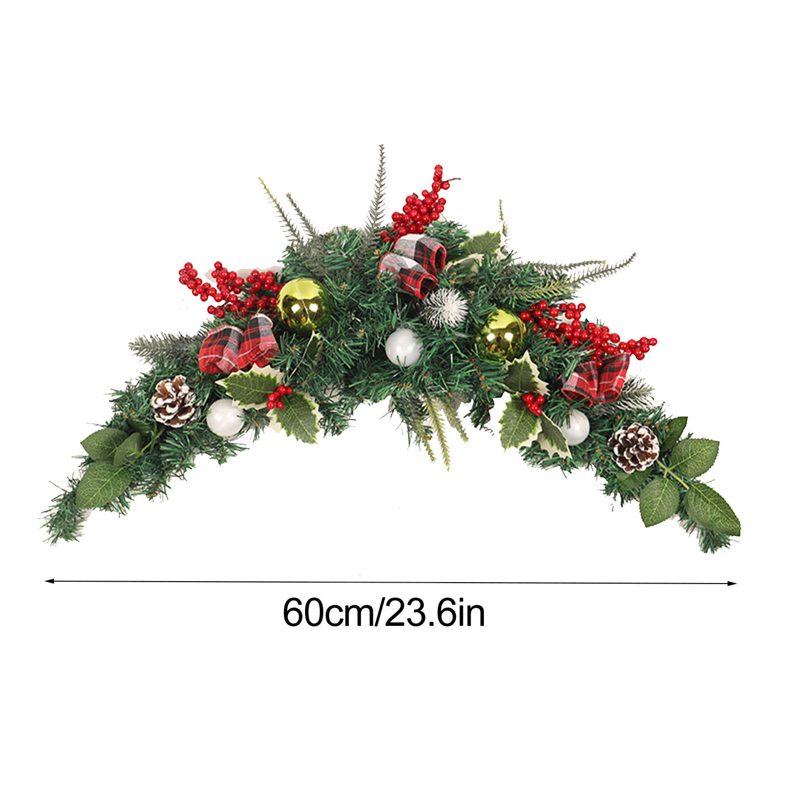 Weihnachtsdekoration: Grüner Tannenkranz mit roten Beeren, karierten Schleifen, goldenen und weißen Ornamenten und Tannenzapfen.