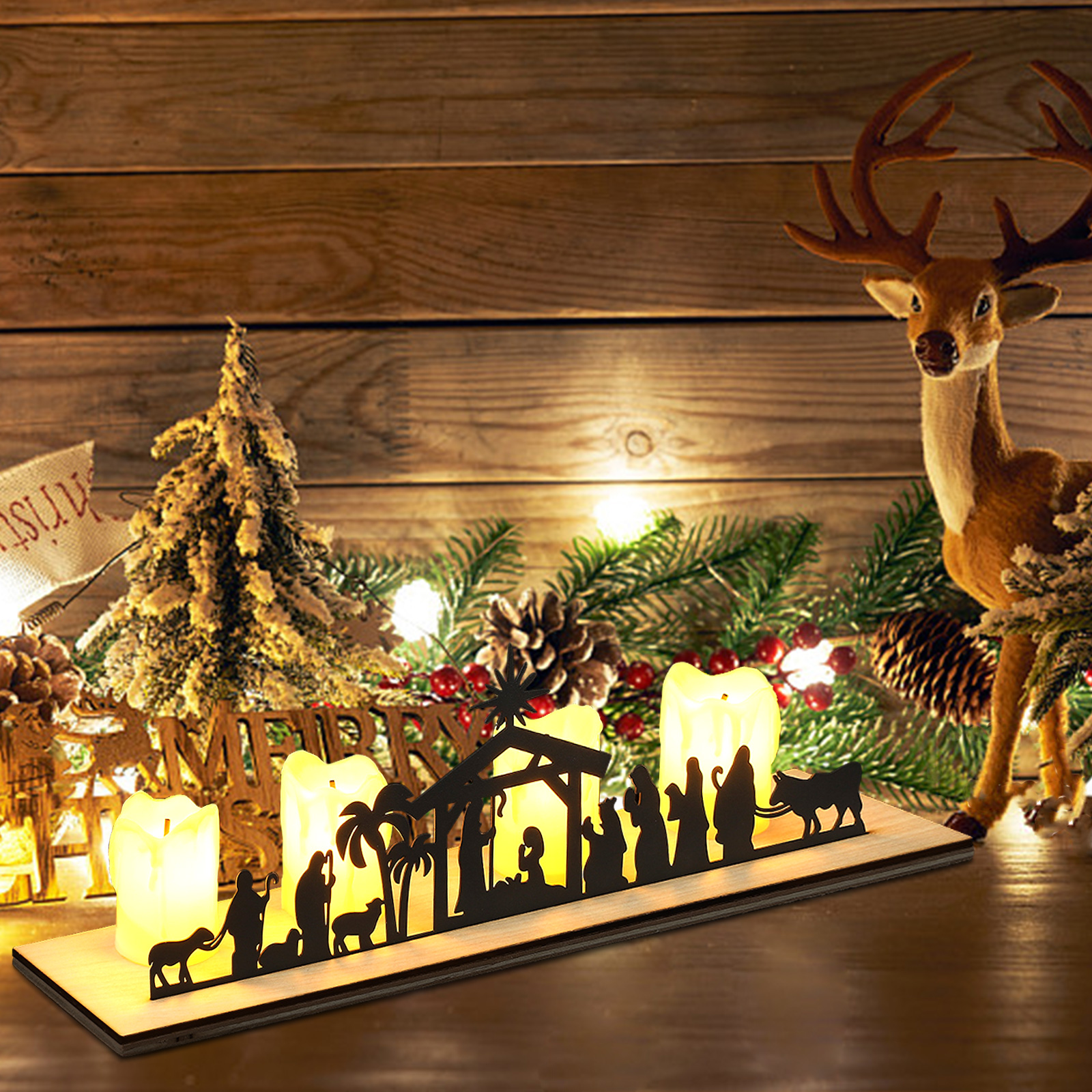Weihnachtskerzenhalter mit Krippenszene, Rentier und Weihnachtsbaum, vor einem hölzernen Hintergrund, mit Lichtern.