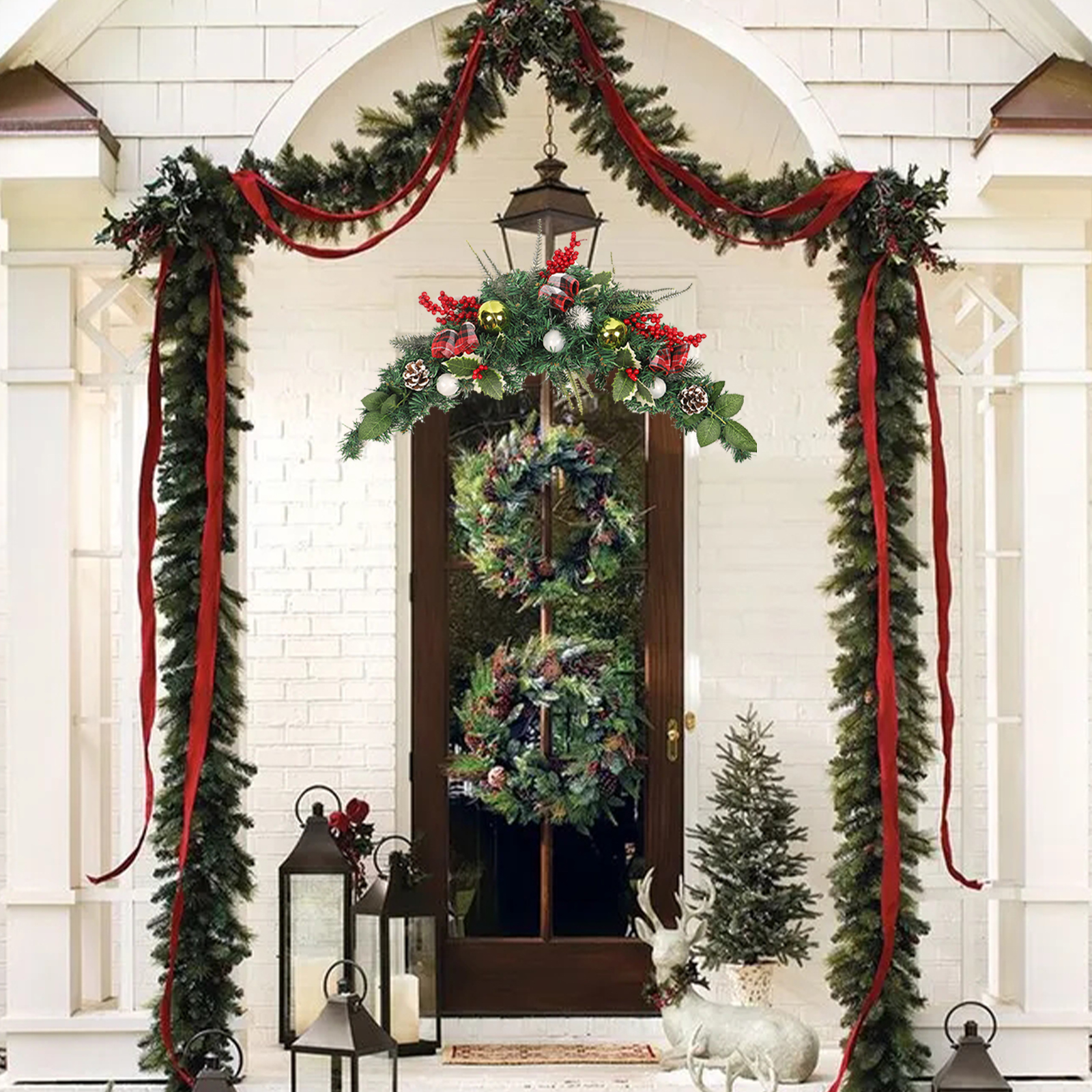 Ein dekorierter Türrahmen mit Weihnachtskränzen und Girlanden. Rote Bänder und festliche Ornamente schmücken den Eingang.