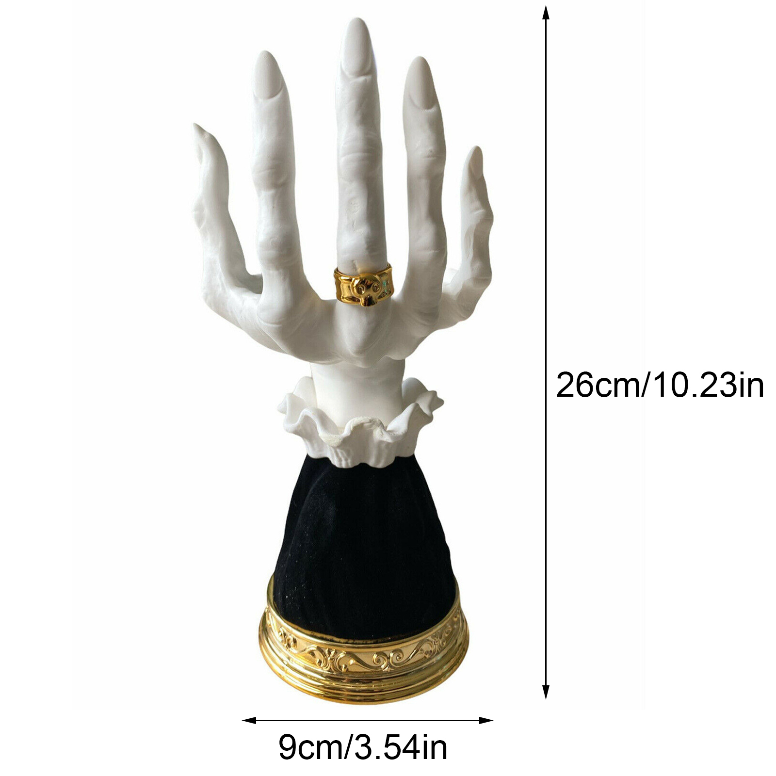 Ein weißer Hand-Ringhalter mit einem goldenen Ring am Mittelfinger, mit schwarzem Sockel und goldfarbenem Besatz.