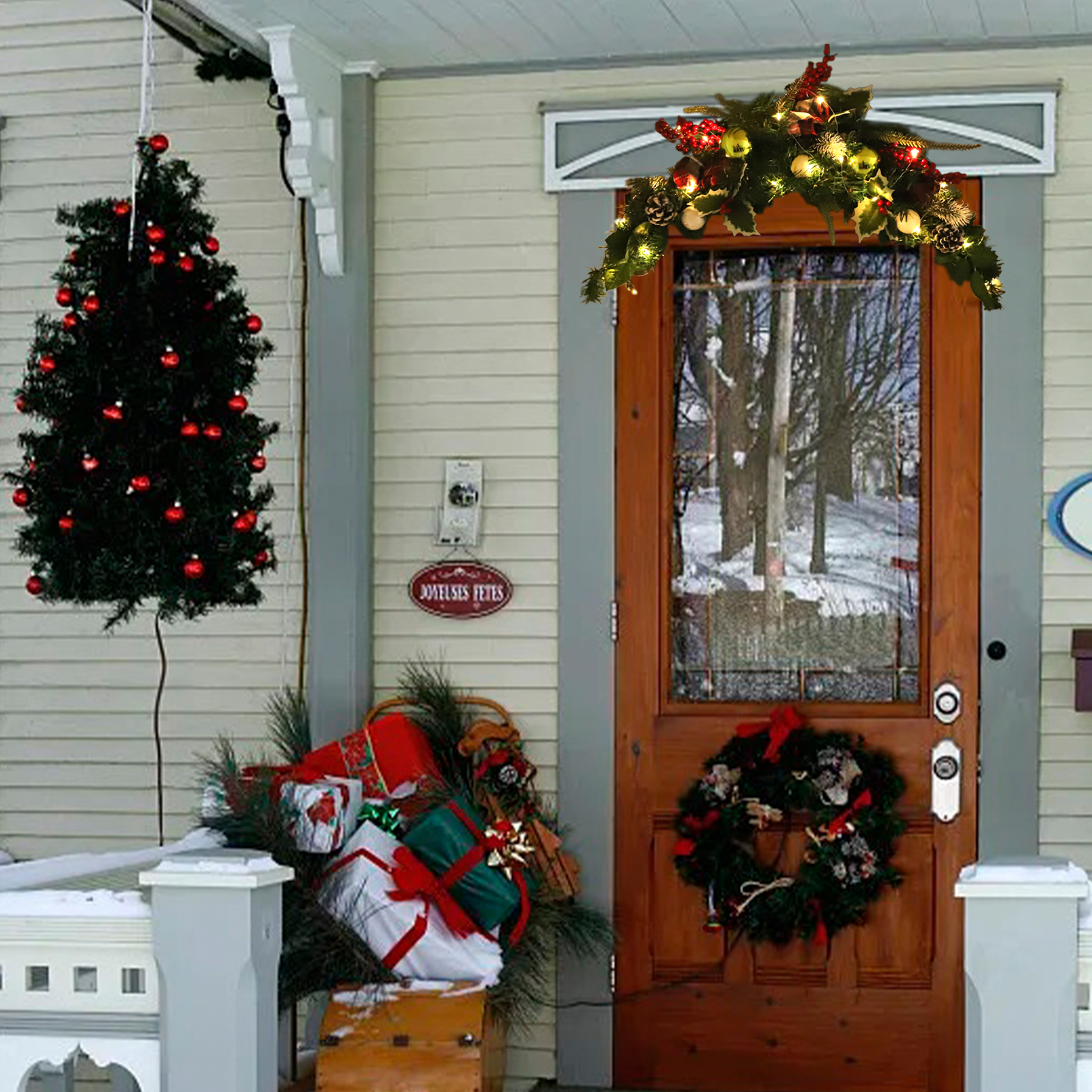 Weihnachtliche Verandadeko: Baum, Geschenke, Kranz, Girlande an der Tür, Schneelandschaft im Fenster. Festliche Feiertagszene.